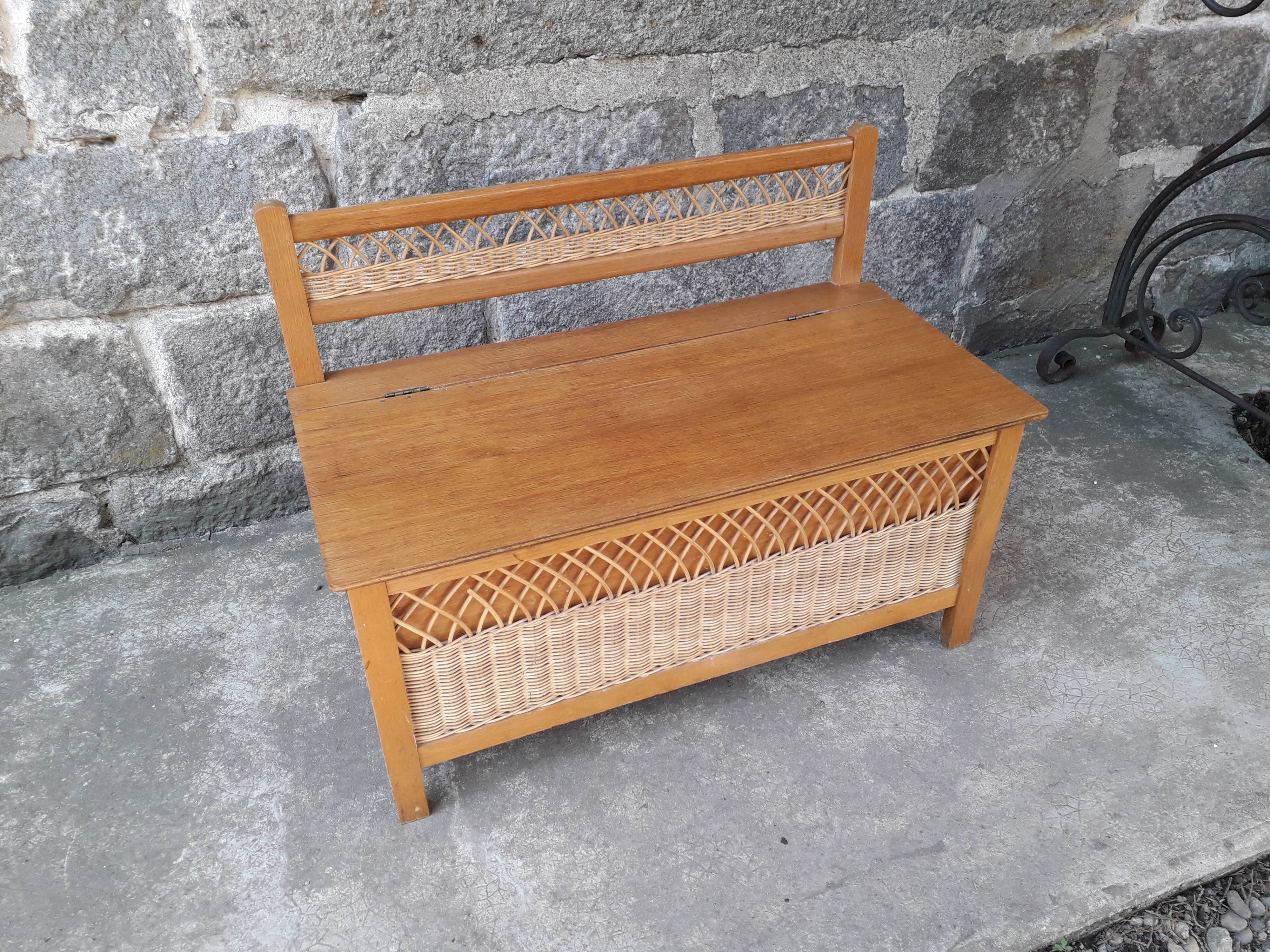 Coffre vintage en bois et rotin