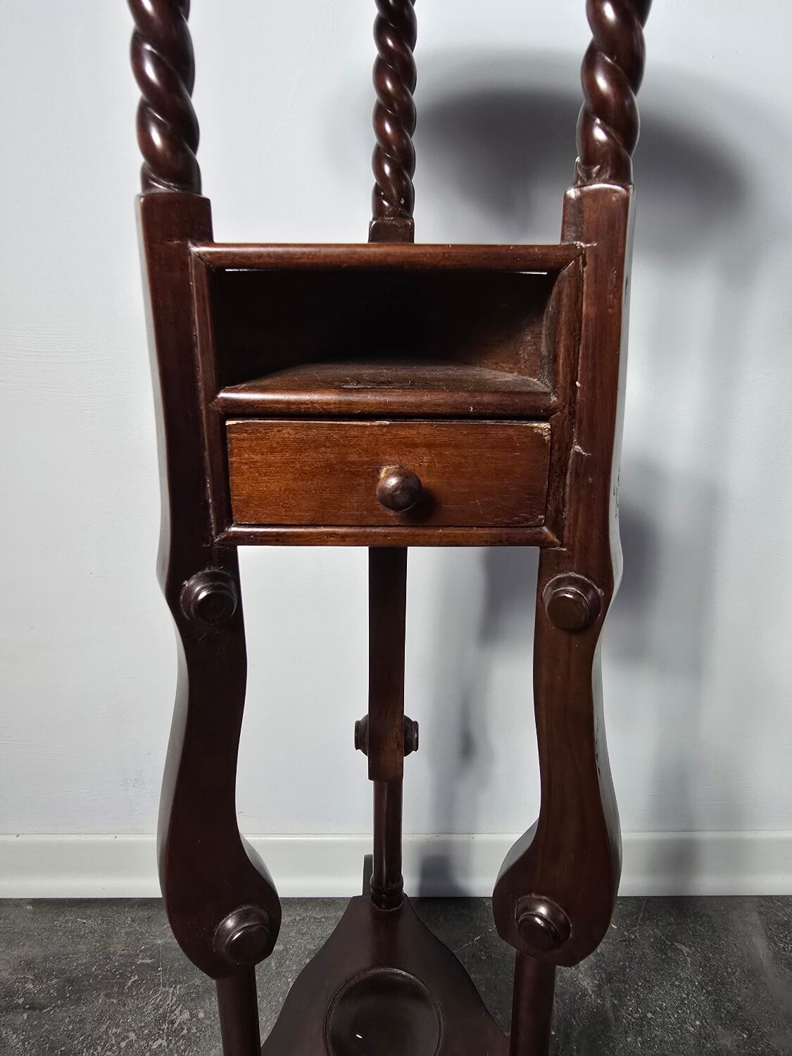 Elegant Victorian Mahogany Plant Stand / Side Table
