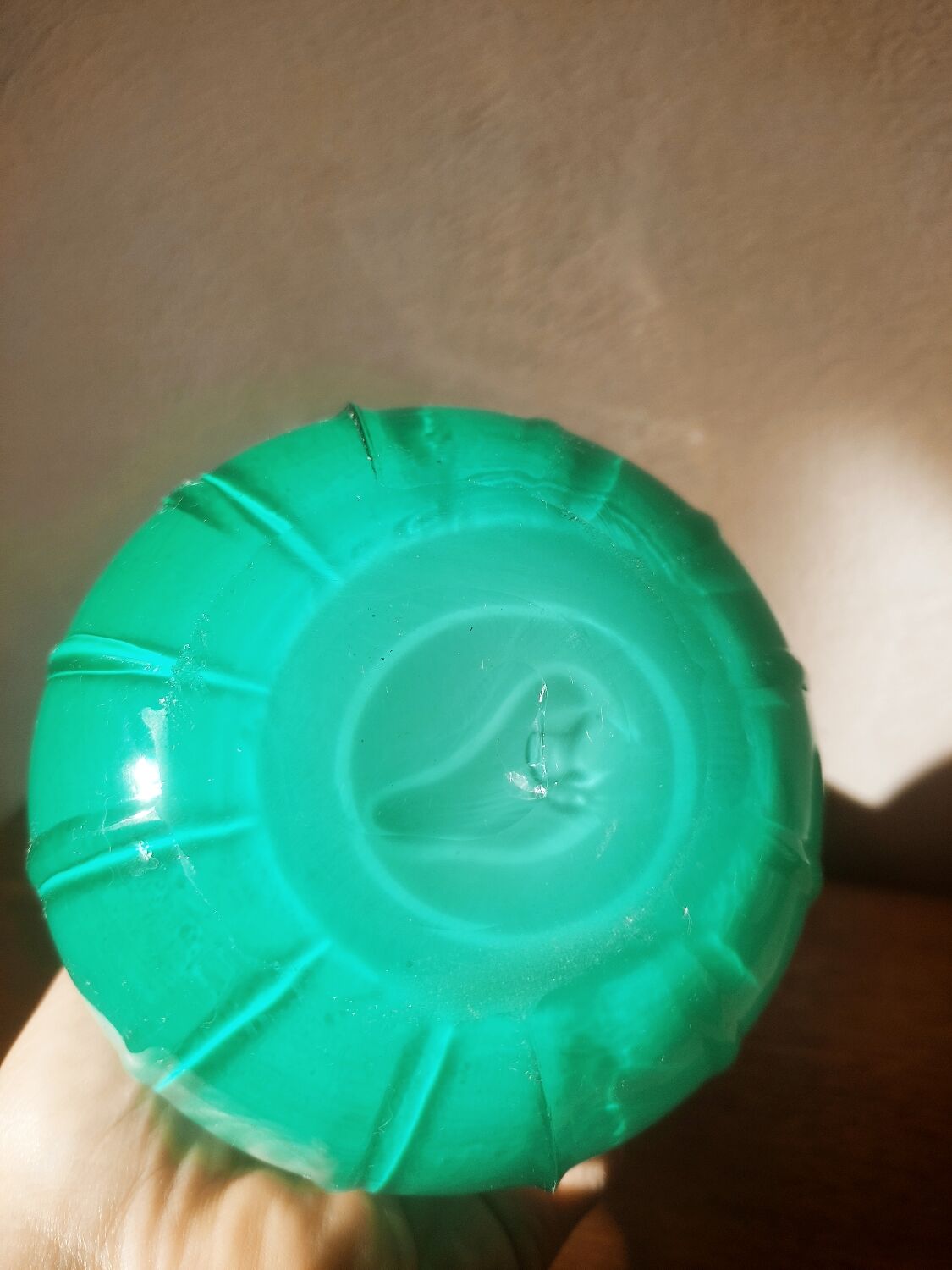 Vase corolle en opaline italienne vert amande