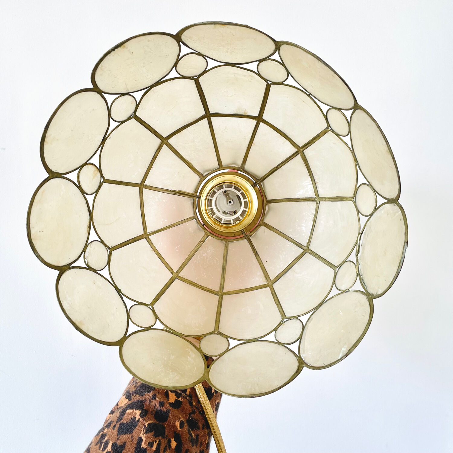 Mother-of-pearl suspension