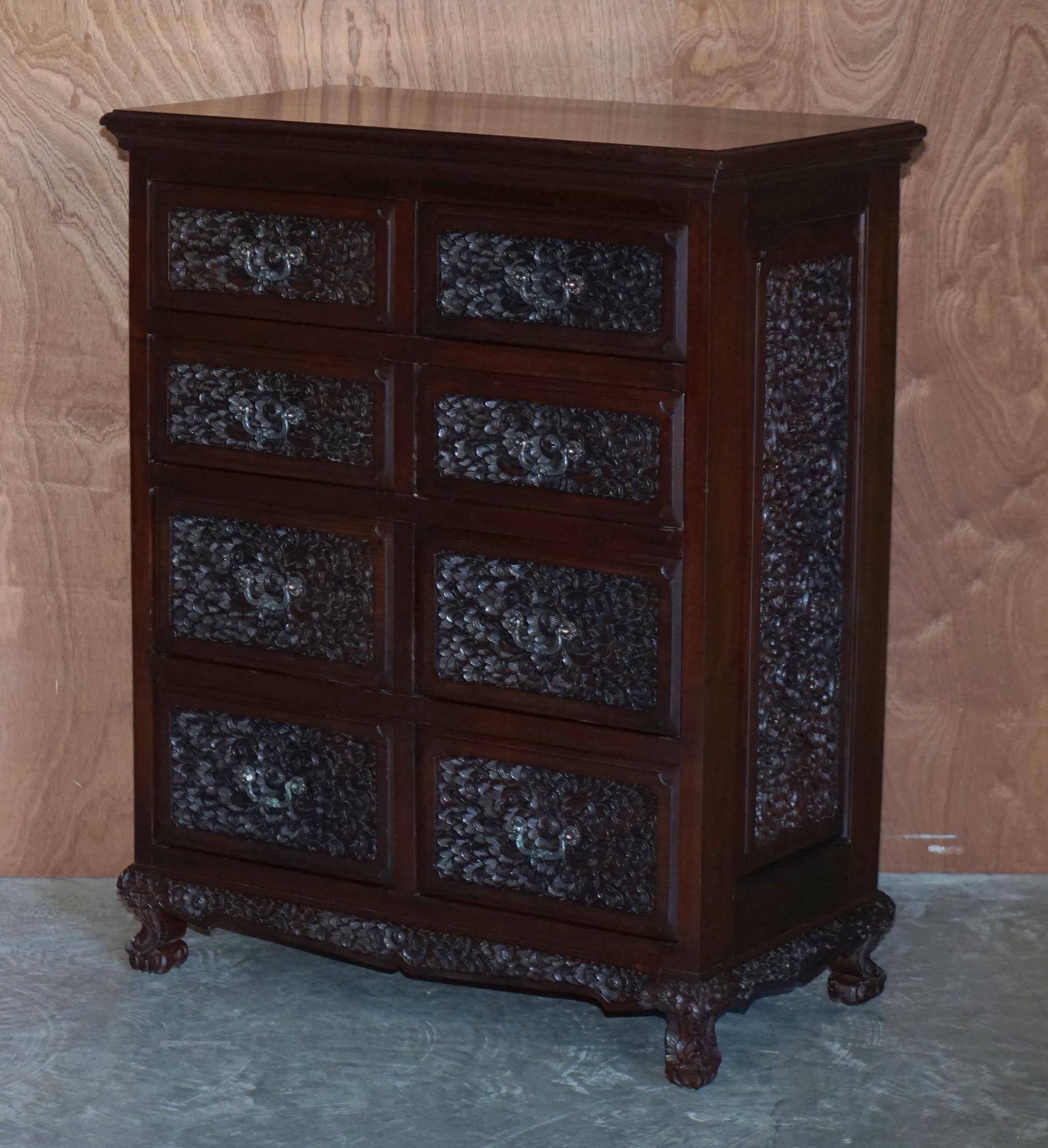 Paire de commodes vintage en bois dur sculpté