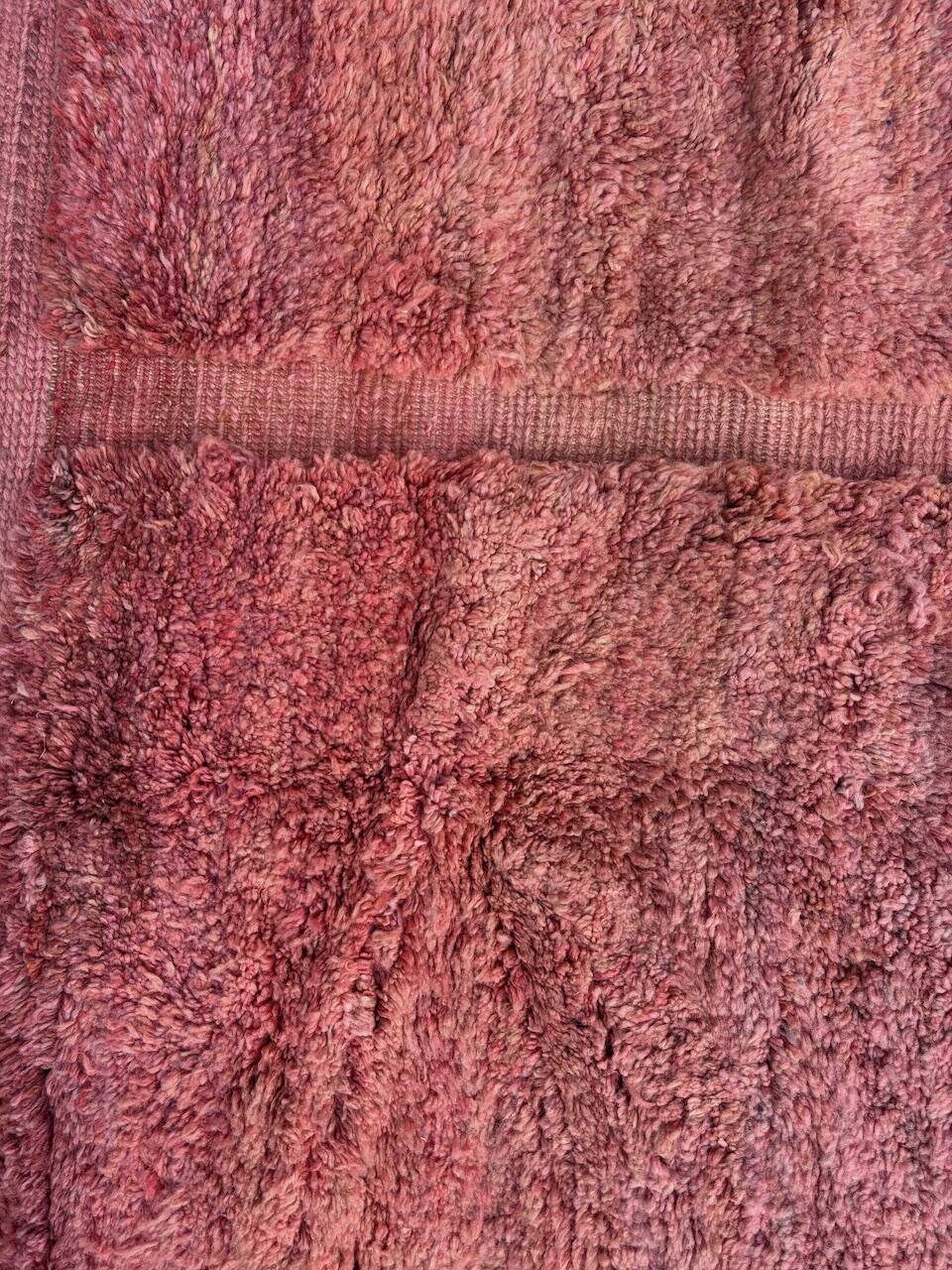 Tapis berbère rose à carreaux sur mesure