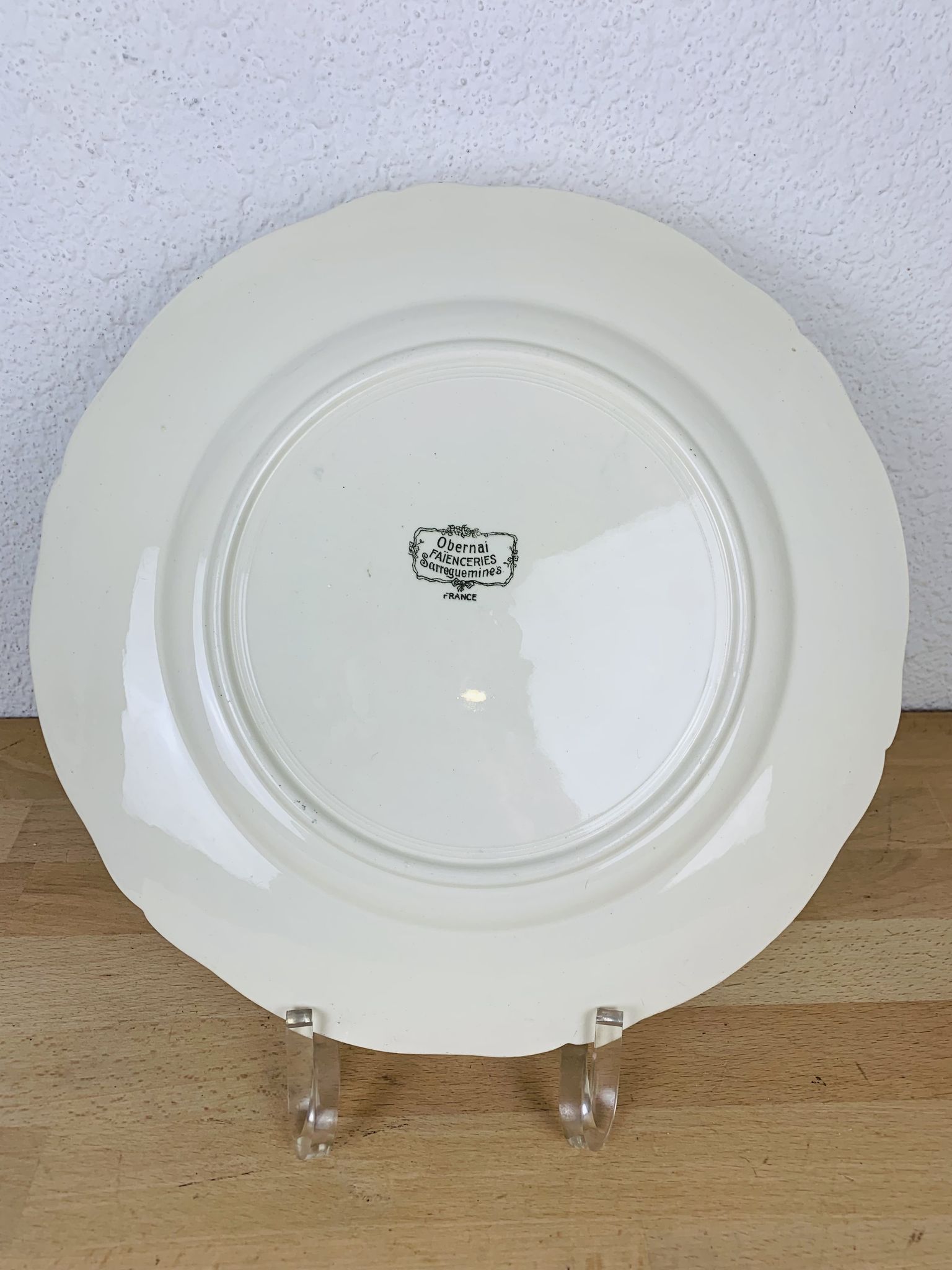 Round obernai dish in Sarreguemines earthenware, signed Loux