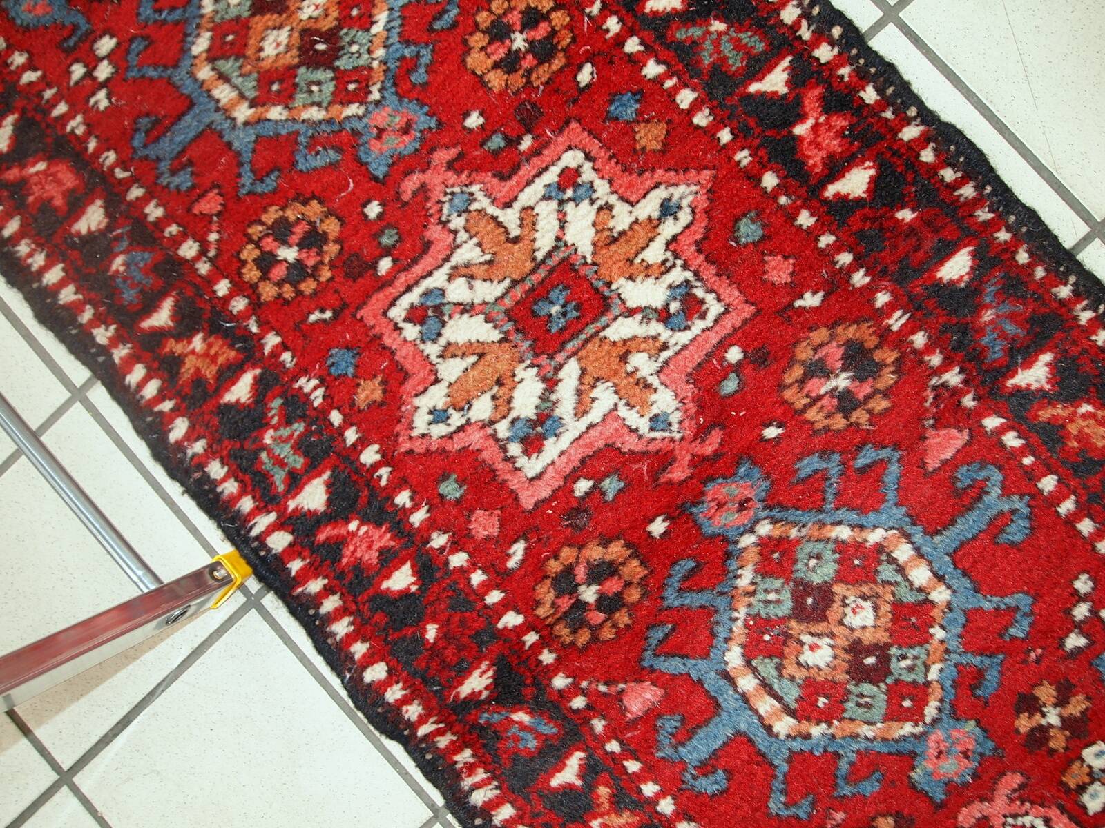 Tapis Couloir Vintage Karajeh du Moyen-Orient, Années 1960, Élégance et Aut