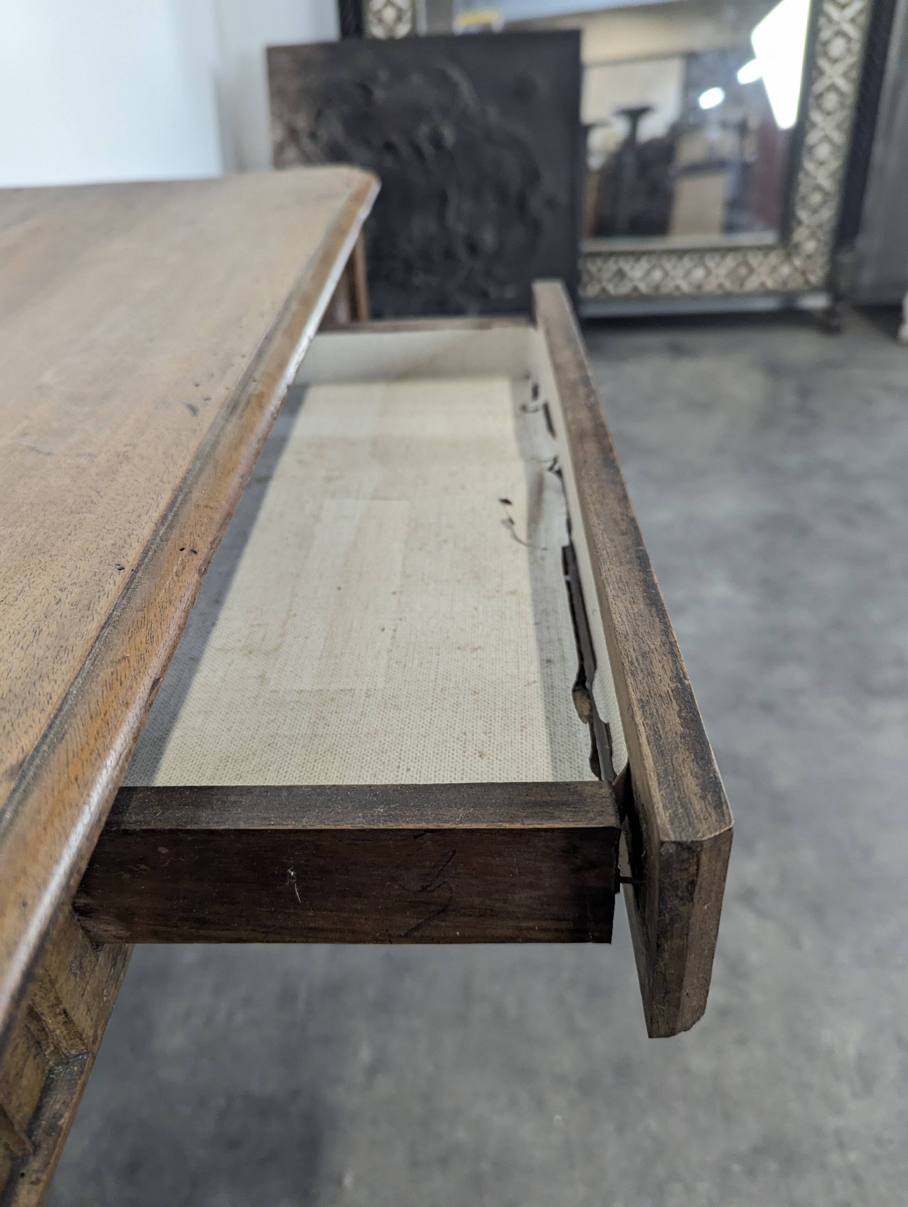 Table à écrire néogothique en noyer à frise d'arcatures