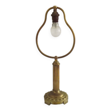 Lampe de table en laiton français vintage de style traditionnel avec base ronde.