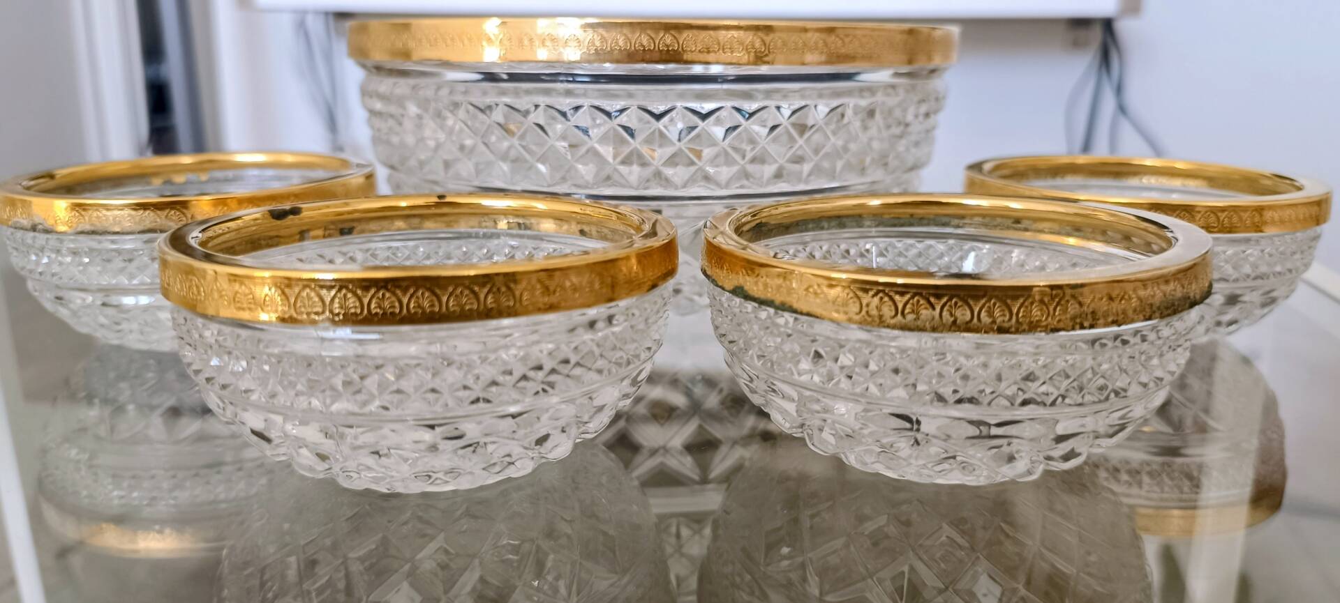 Salad bowl and diamond-shaped bowls in brass.