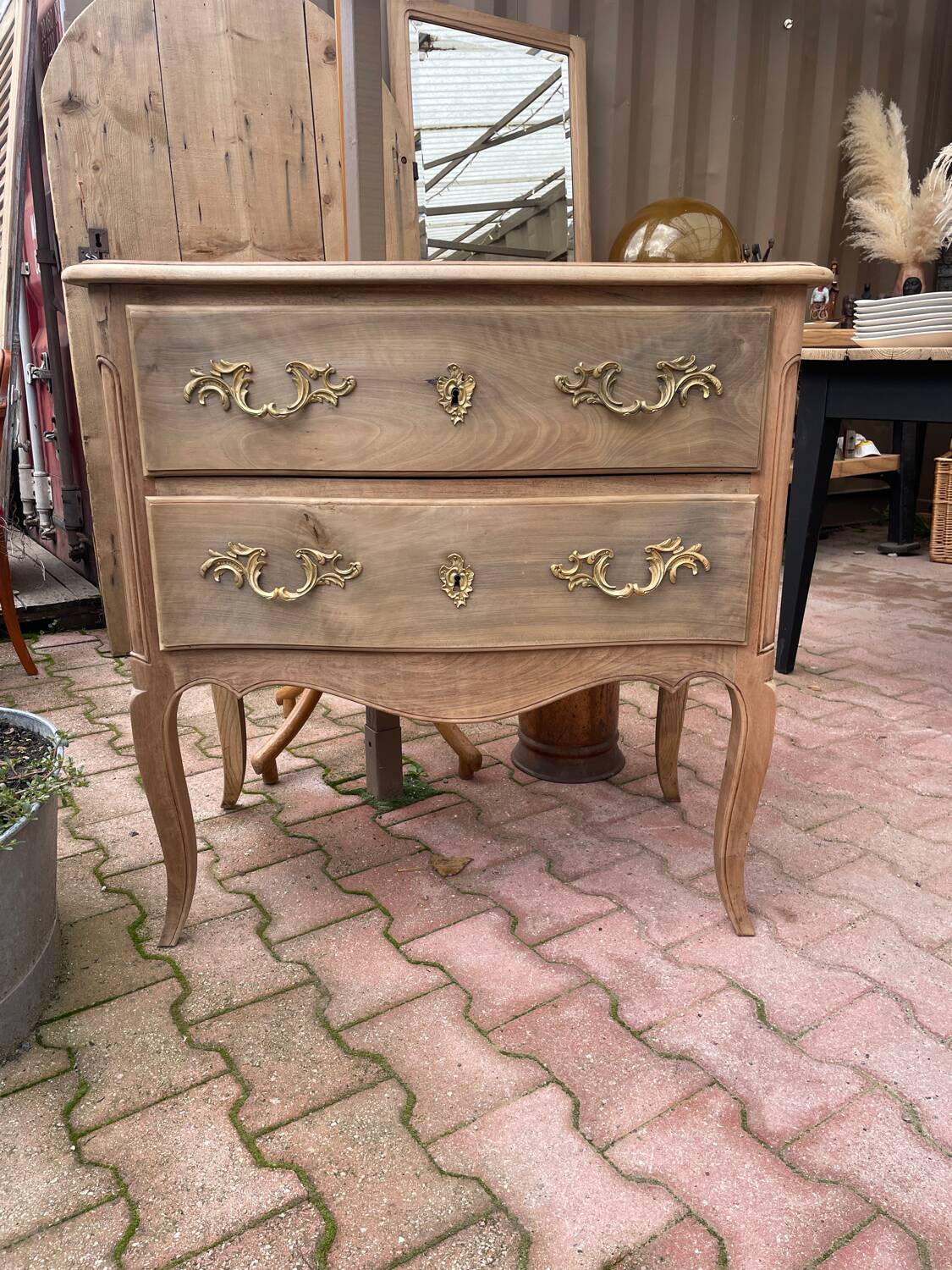 The commode drinks raw.