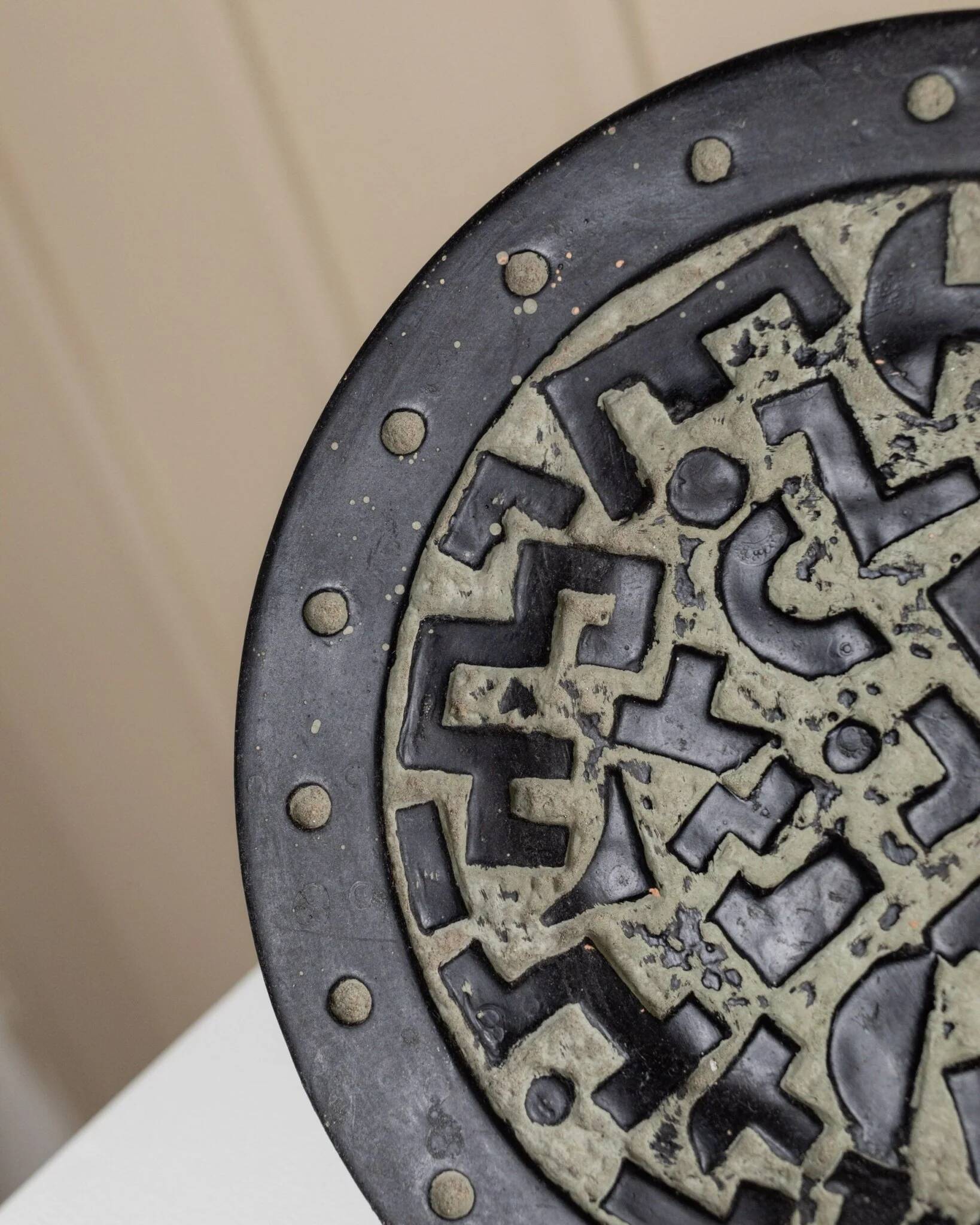 Black ceramic plate with beige geometric relief - 1970s Italian mid-century design