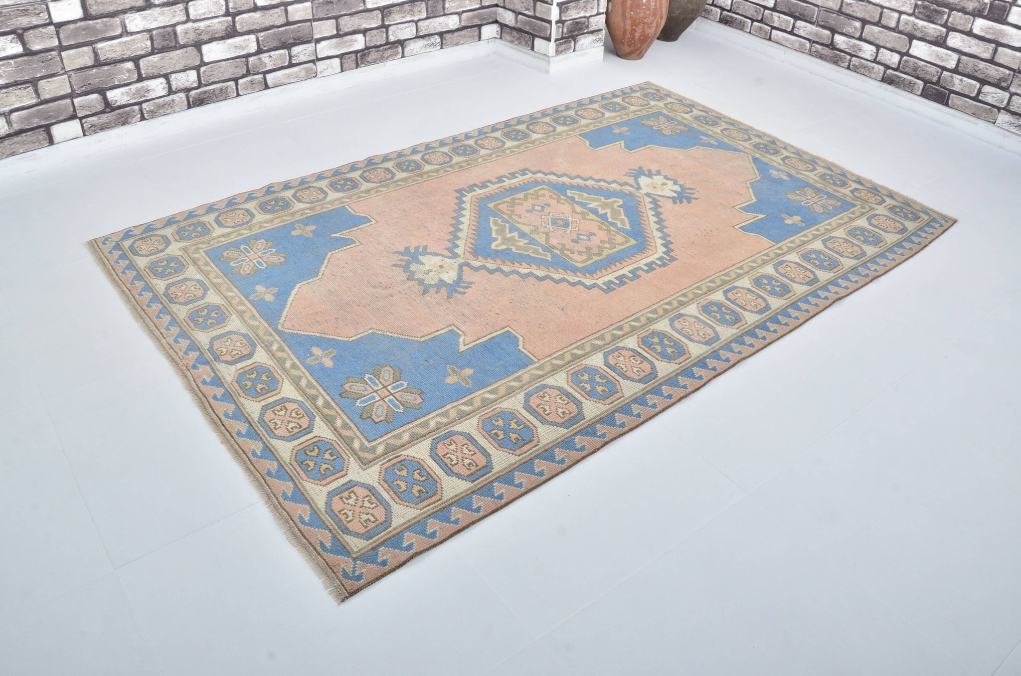 Anatolian floral patterned Oushak rug, reference 3571