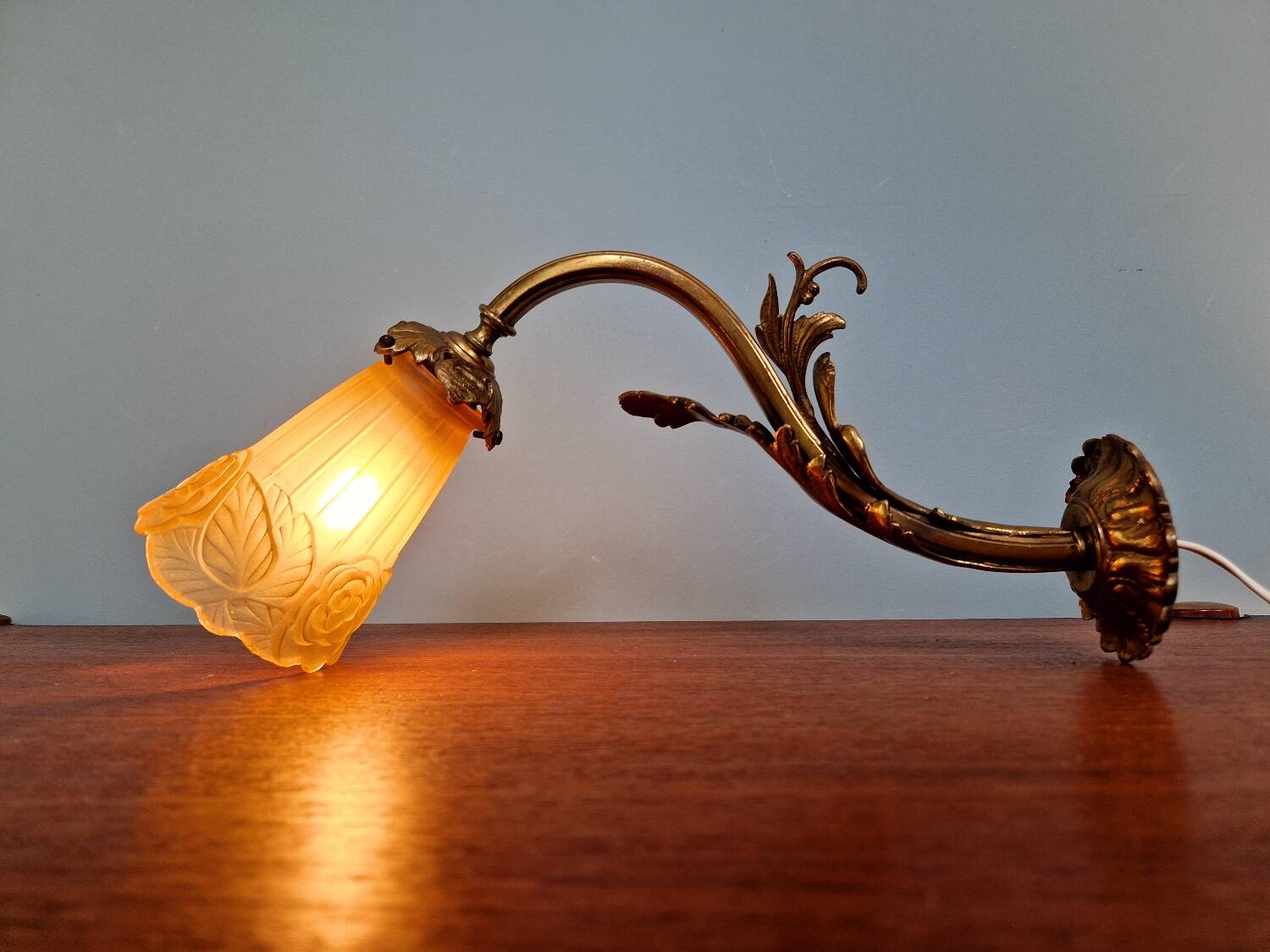 Art Deco wall light in gilt bronze and satin glass, 1920s