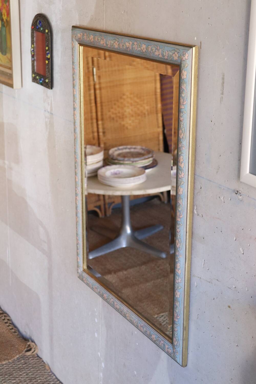 Miroir en bois peint, décor fleuri vintage