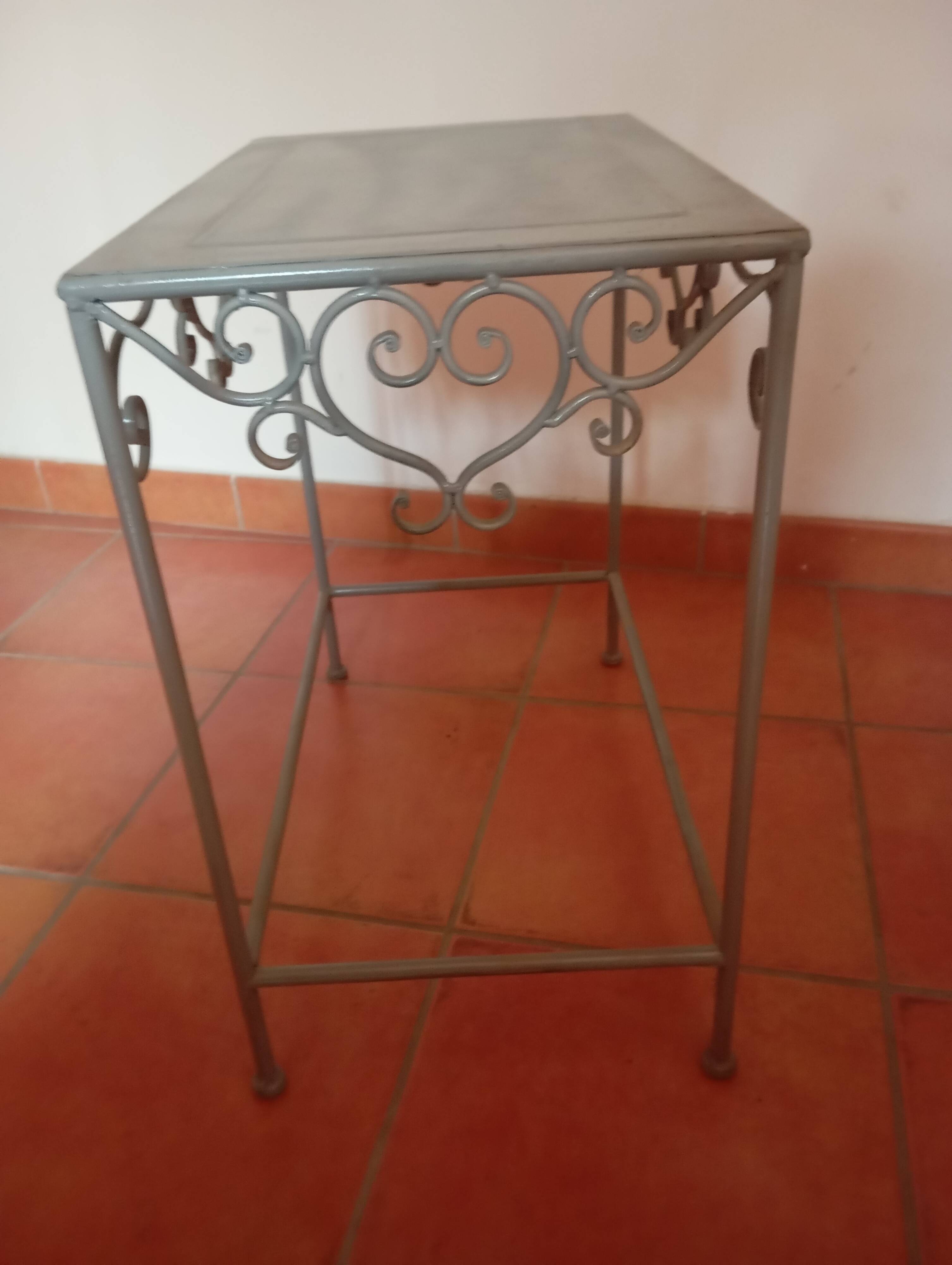 (small) vintage metal table