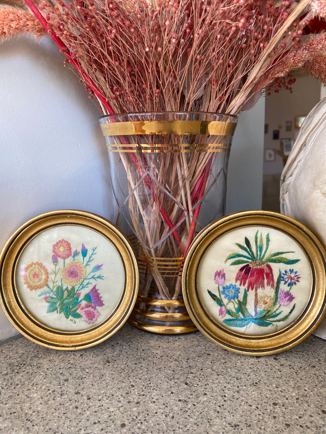 2 medallions embroidery of flowers