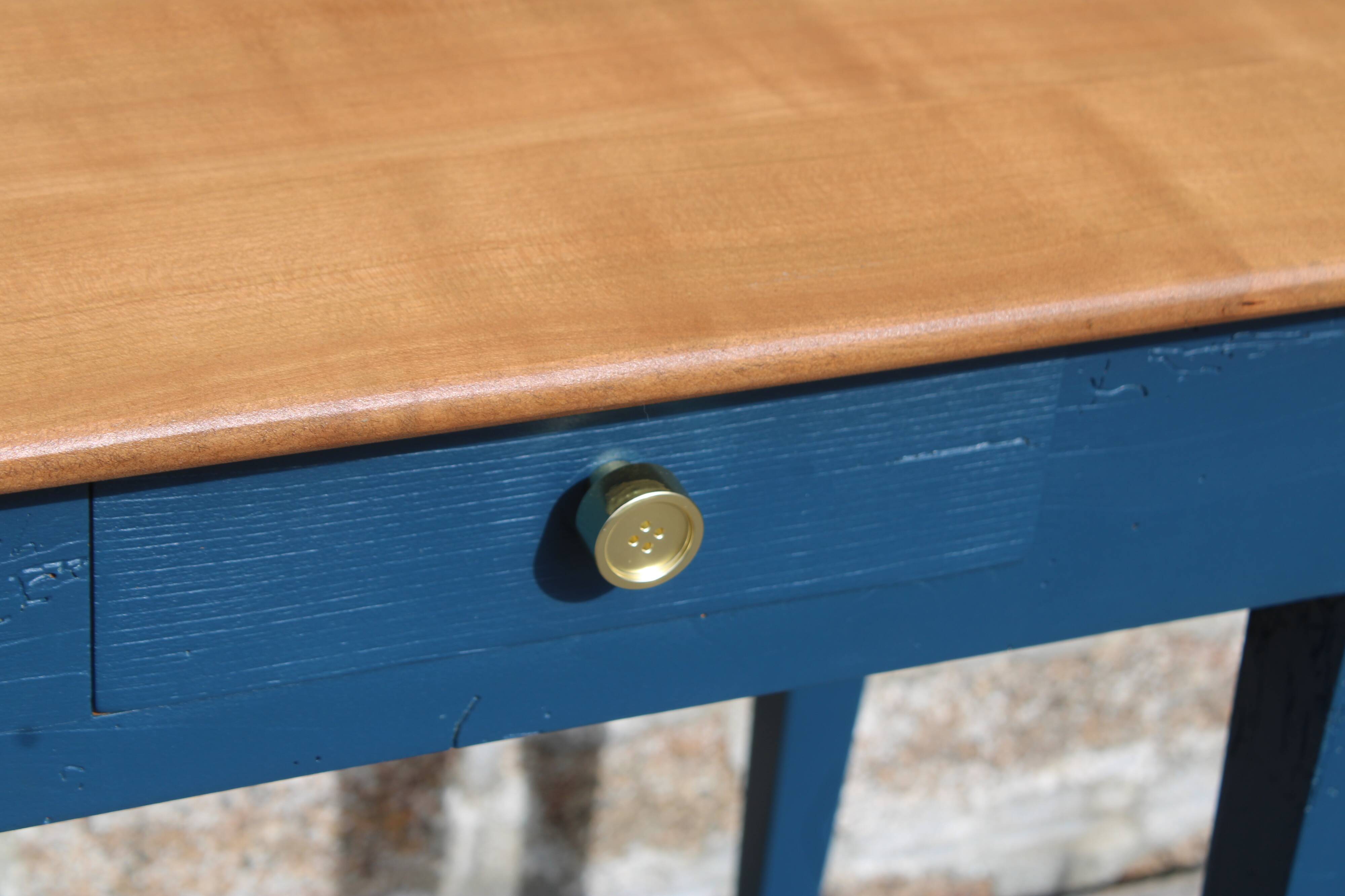 Table d’appoint ancienne rénovée – plateau bois naturel