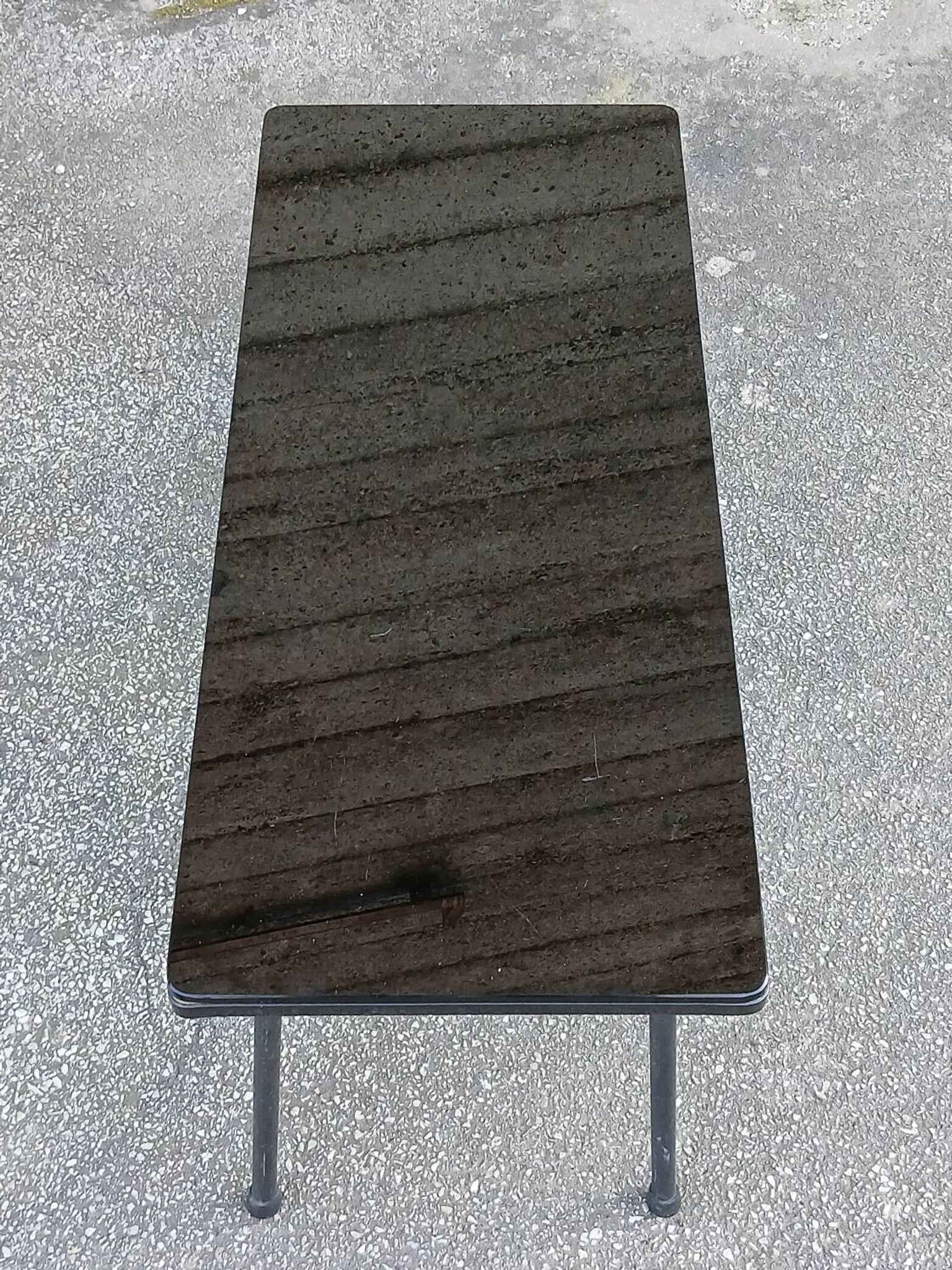 Table basse années 50 en opaline noire