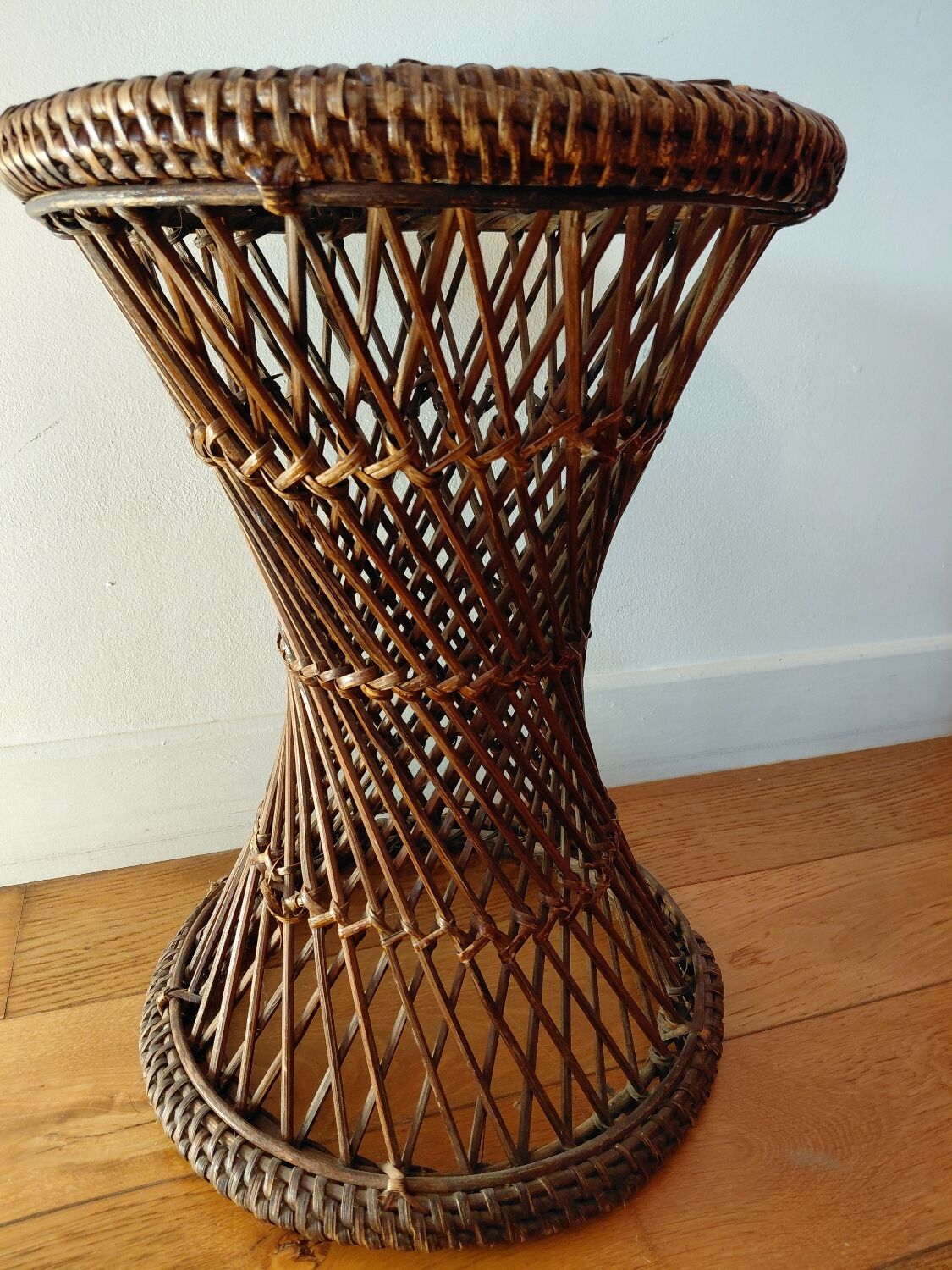 Diabolo stool in rattan