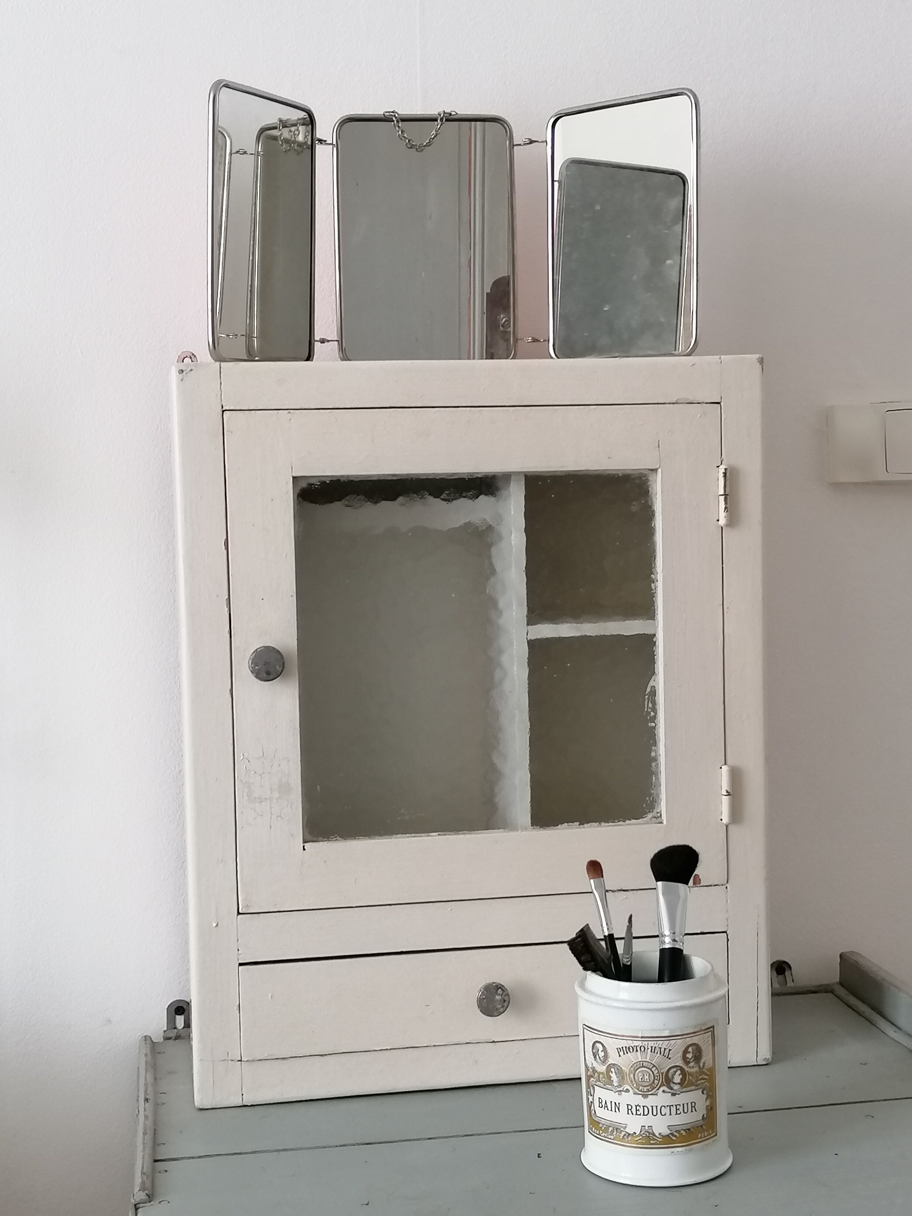 Wall-mounted toilet cabinet