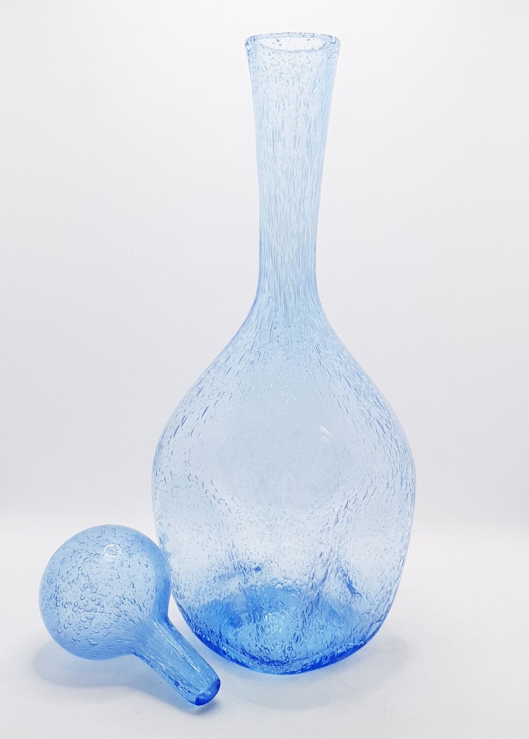 Carafe mauve soufflée à la main