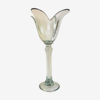 Glass vase in the shape of a tulip