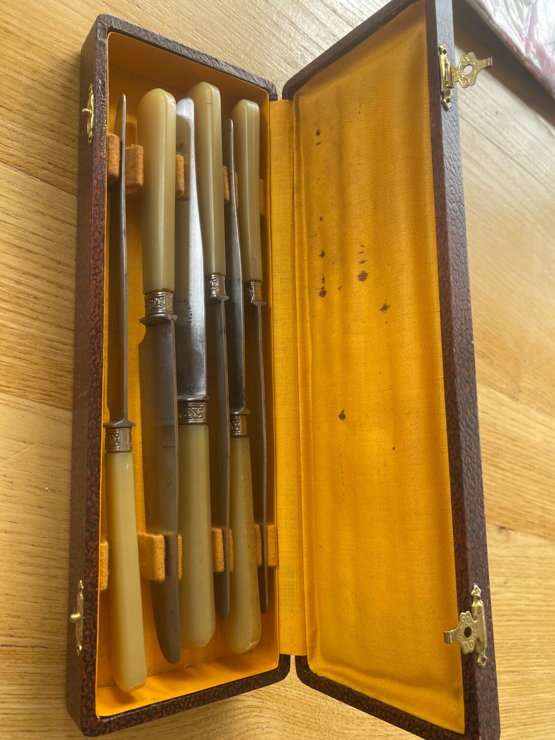 Box of 6 antique knives