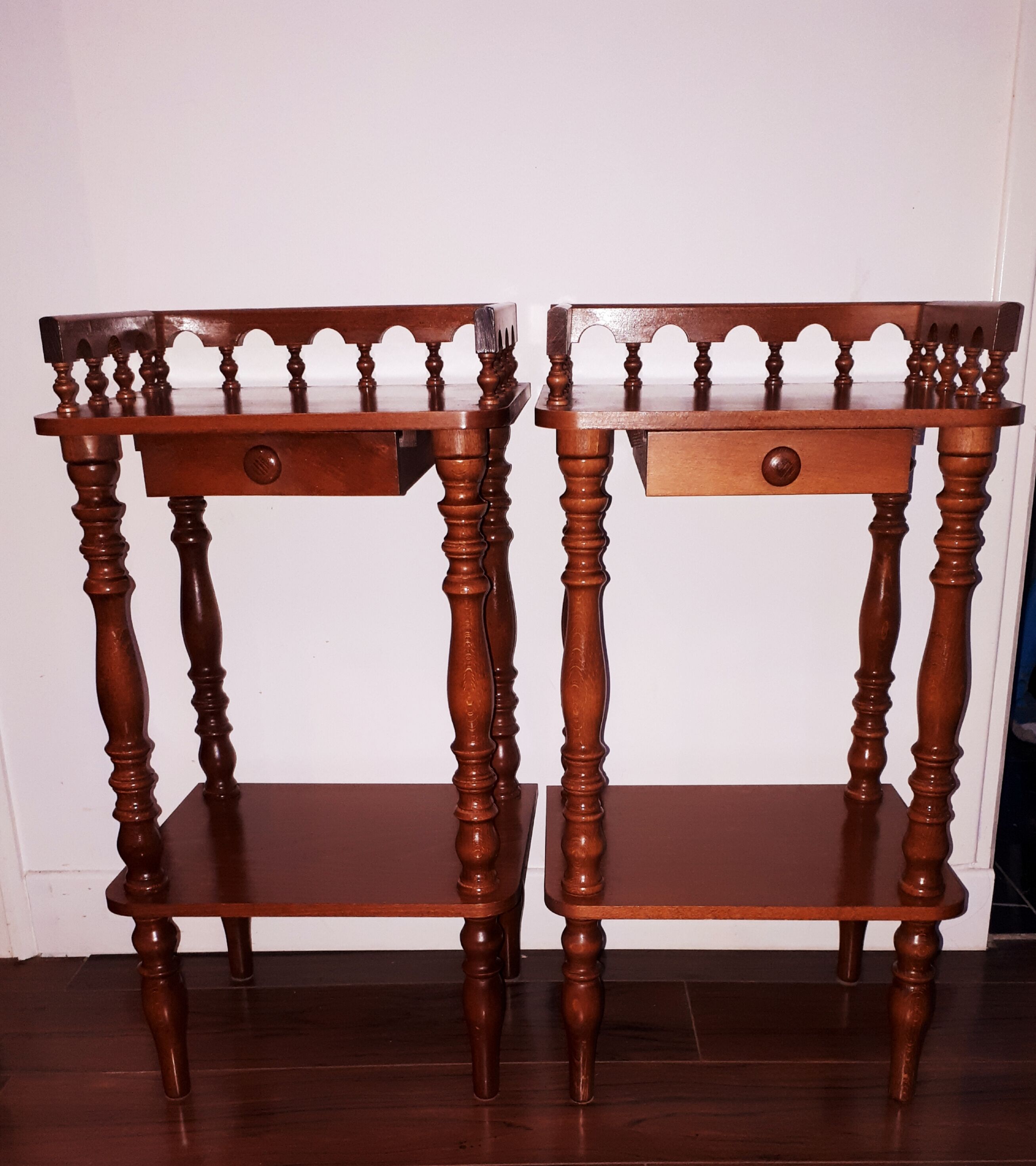 Paire de tables de chevet