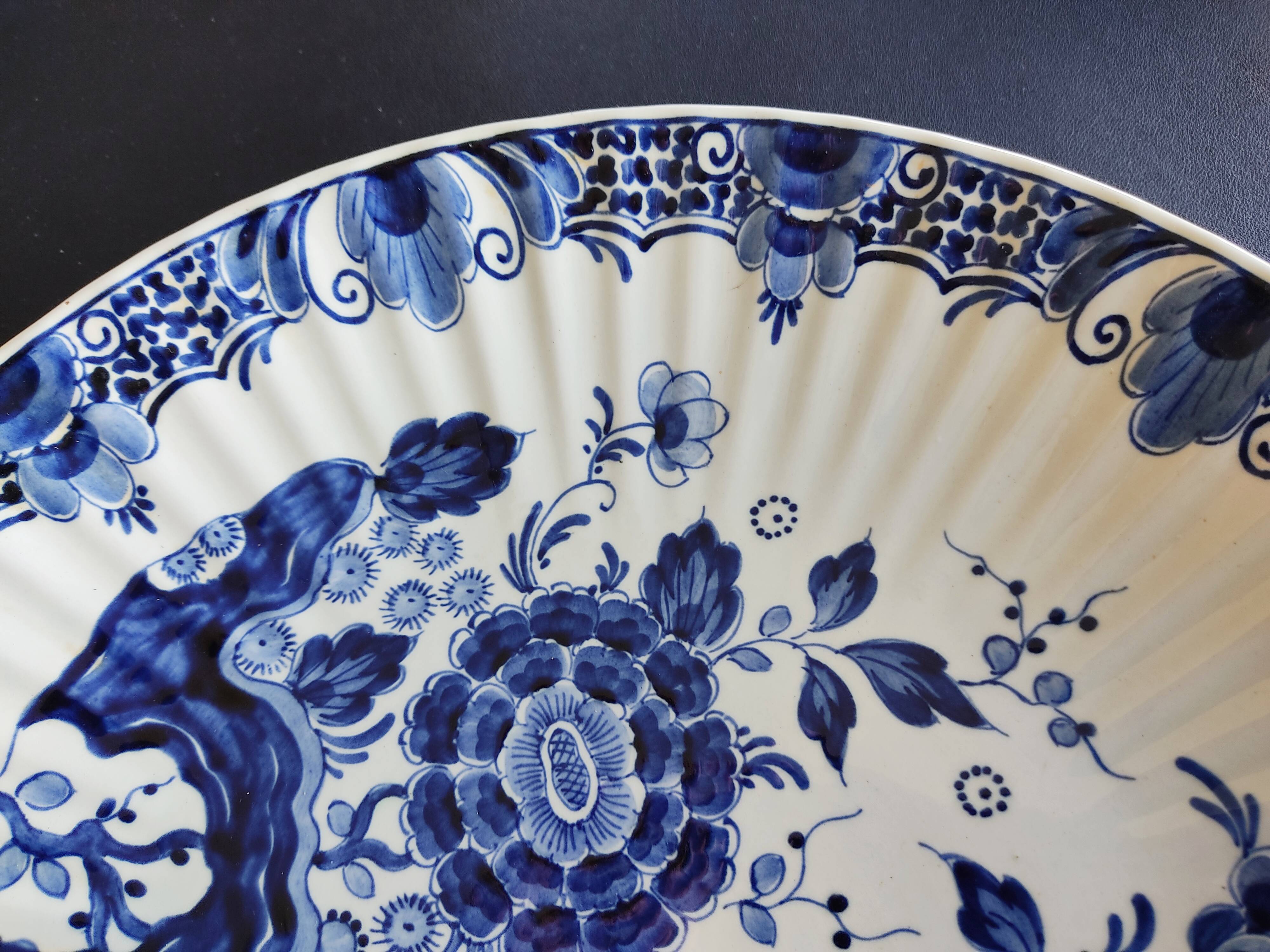 Plated flowery dish ribbed 35 cm in diameter