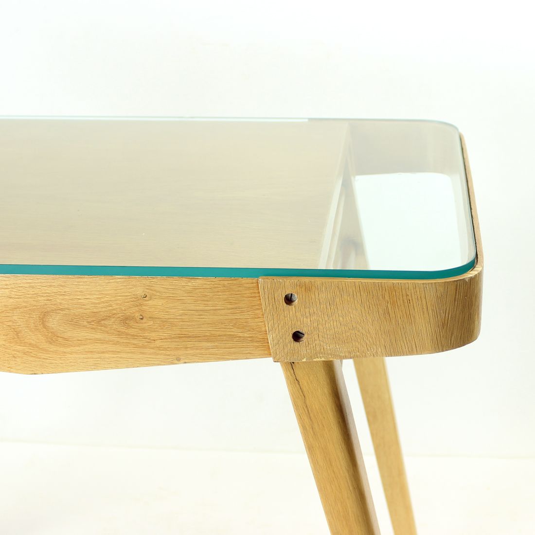 Table basse du milieu du siècle en chêne et verre, Tchécoslovaquie Années 1960
