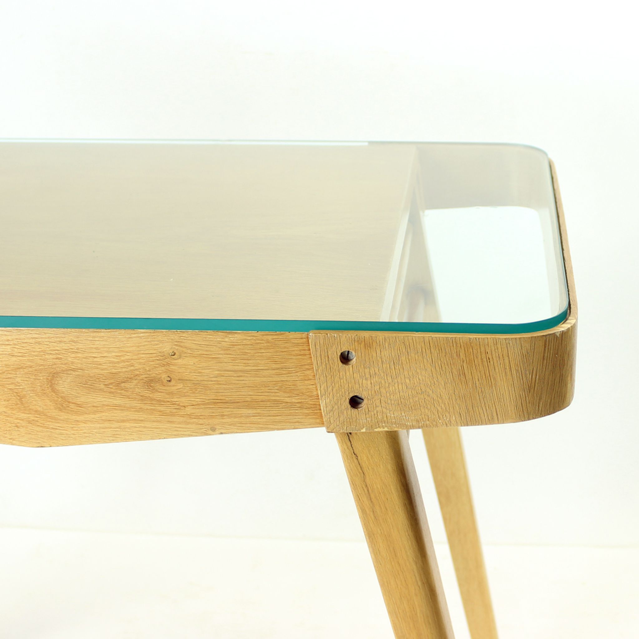 Table basse du milieu du siècle en chêne et verre, Tchécoslovaquie Années 1960