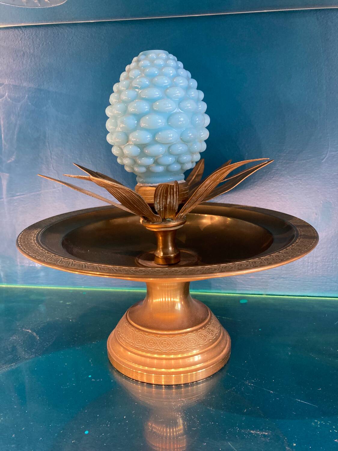Decorative bowl, dish and leaves in brass.