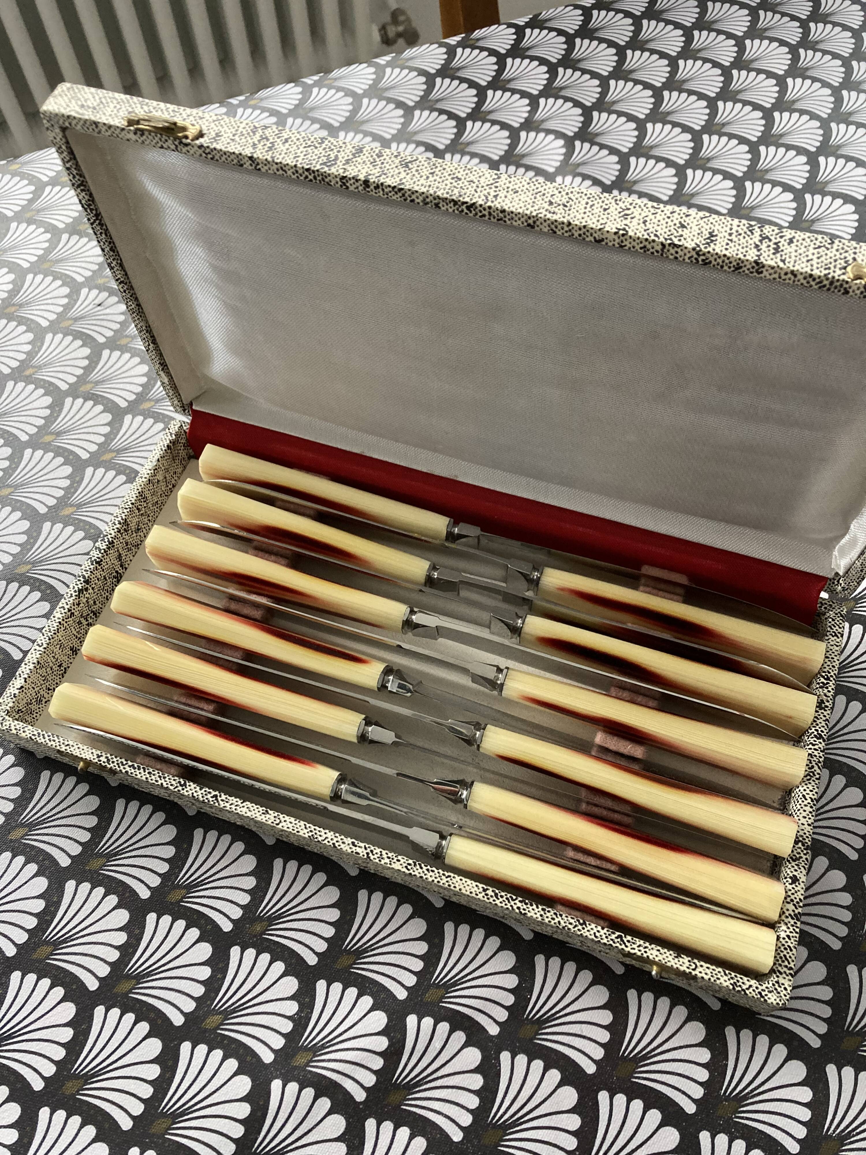 Boite de 12 couteaux années 50