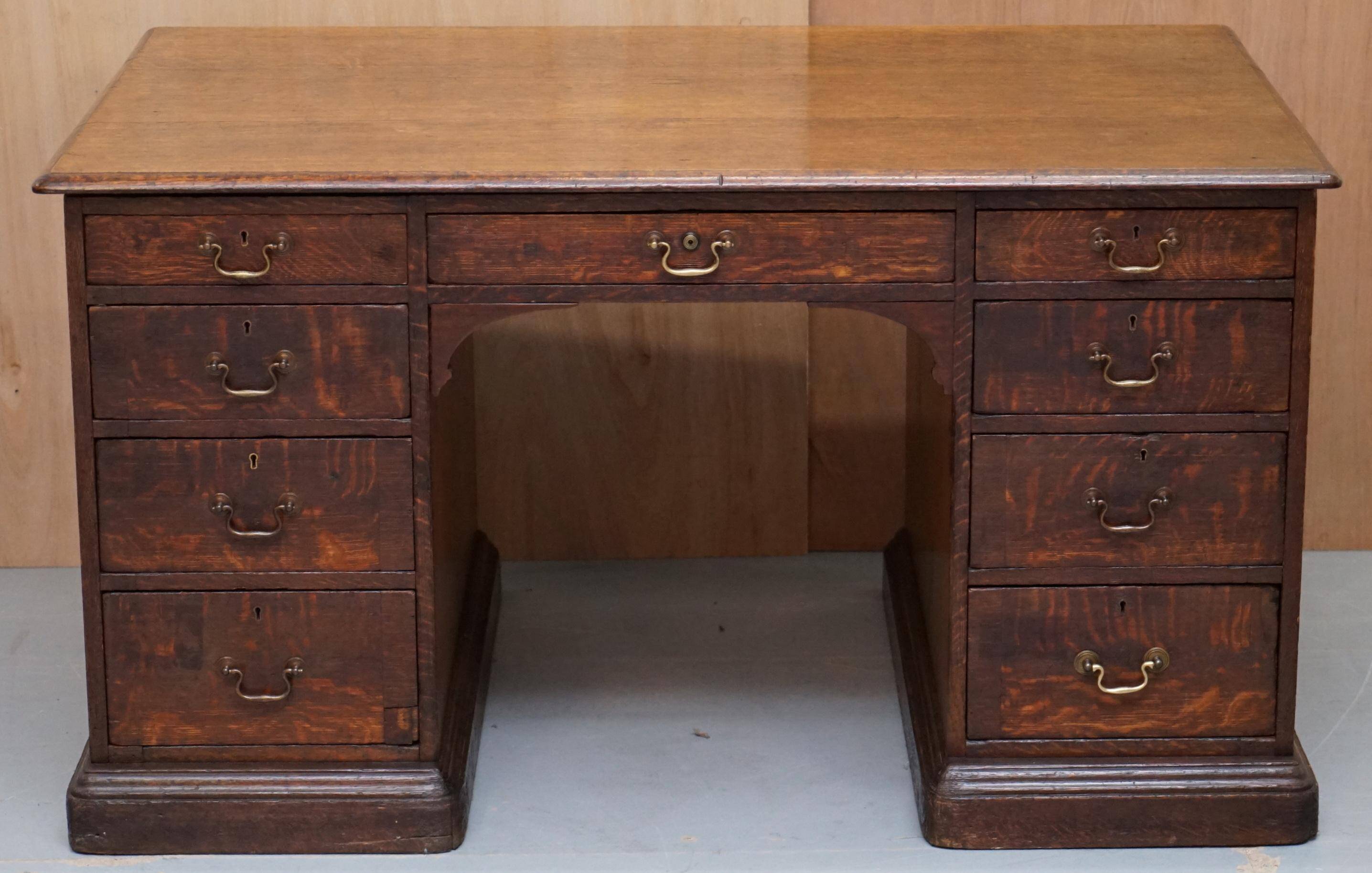 Bureau partenaire double face à deux caissons Gillows Lancaster chêne moucheté