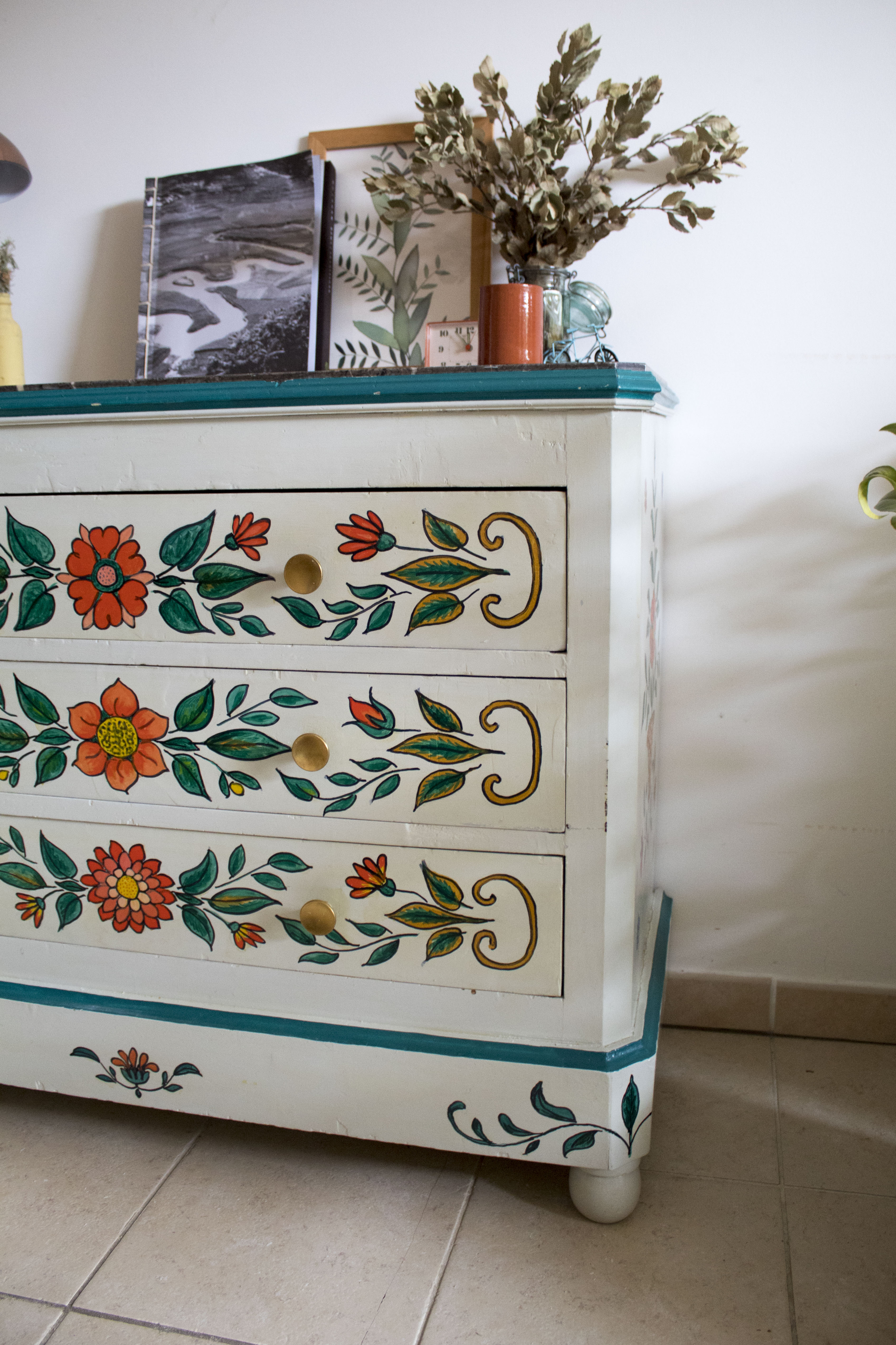 Solid wood chest of drawers