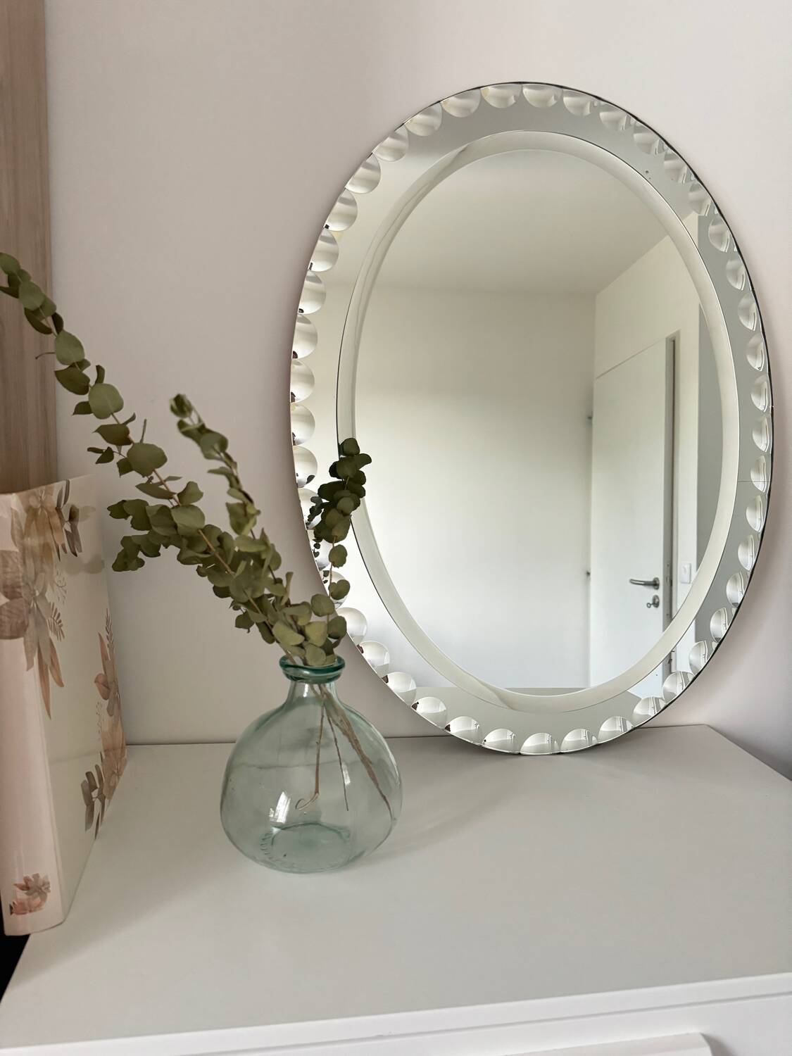 Vintage oval decorative mirror with beveled and chiseled effect
