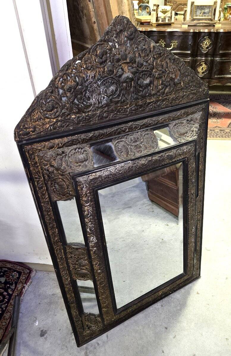 Antique mirror in repoussé and patinated copper from the Napoléon III era.