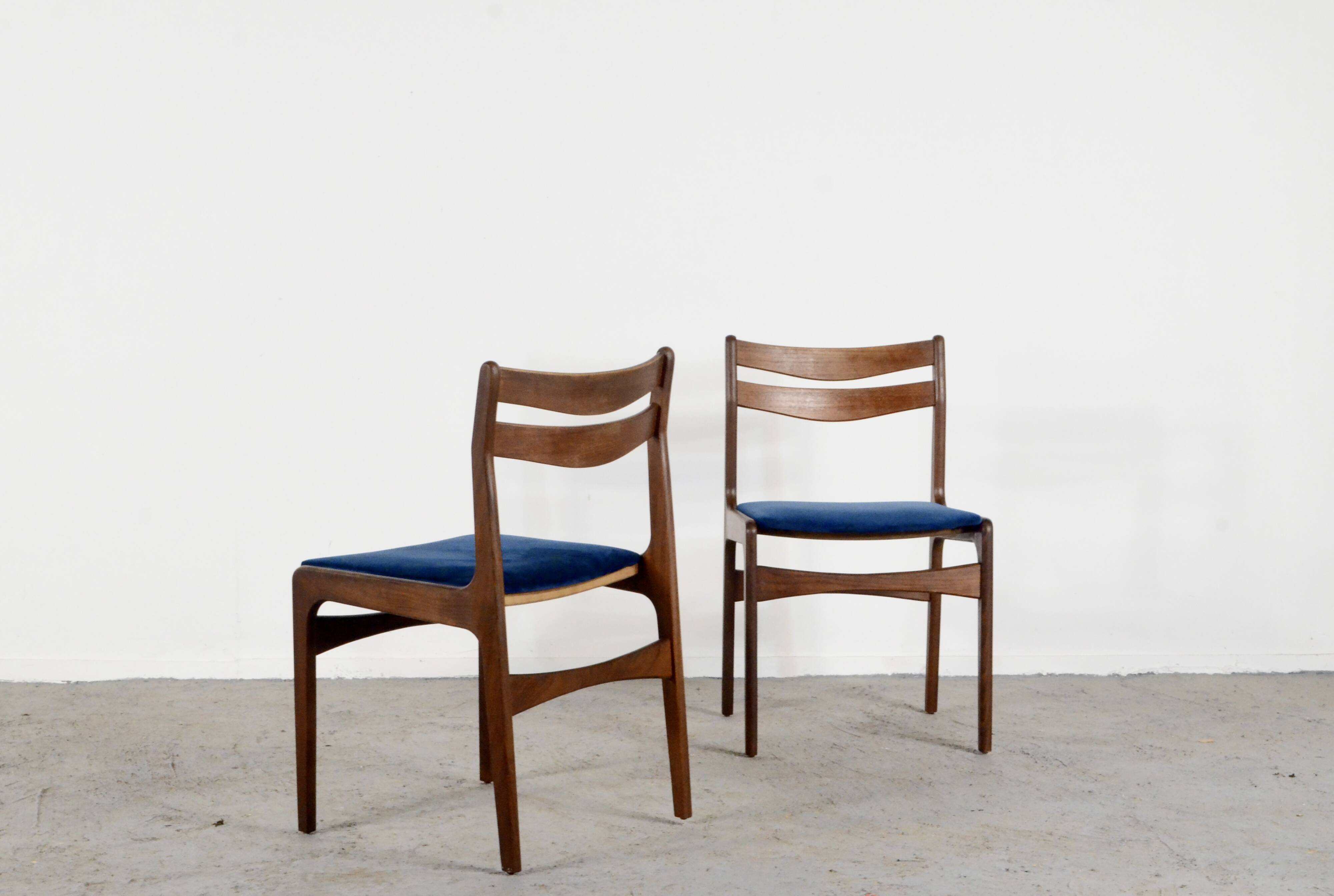 4 chaises en teck et velours bleu marine, milieu XXème