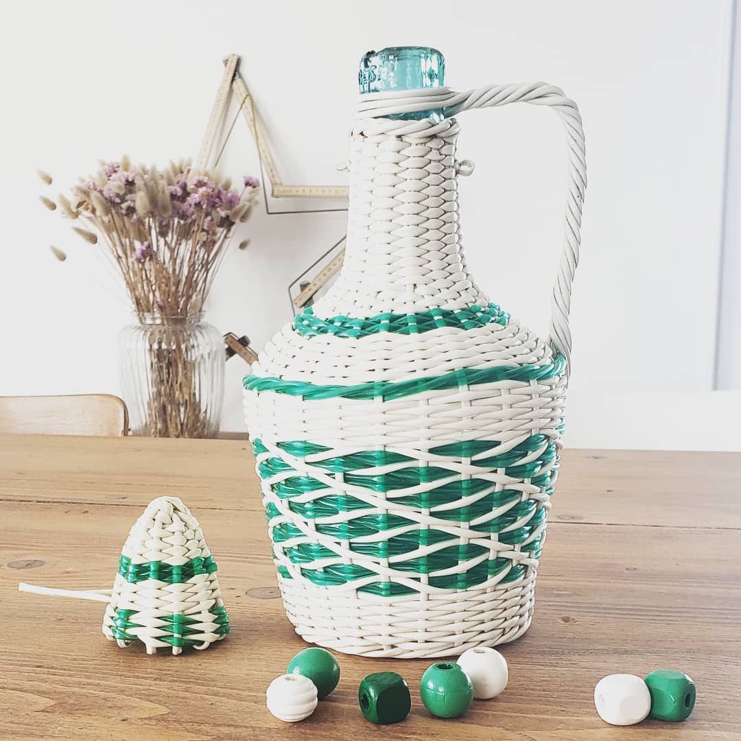 Scoubidou bottle with cap