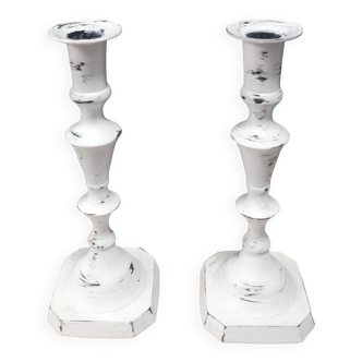 Paire de bougeoirs blancs patinés