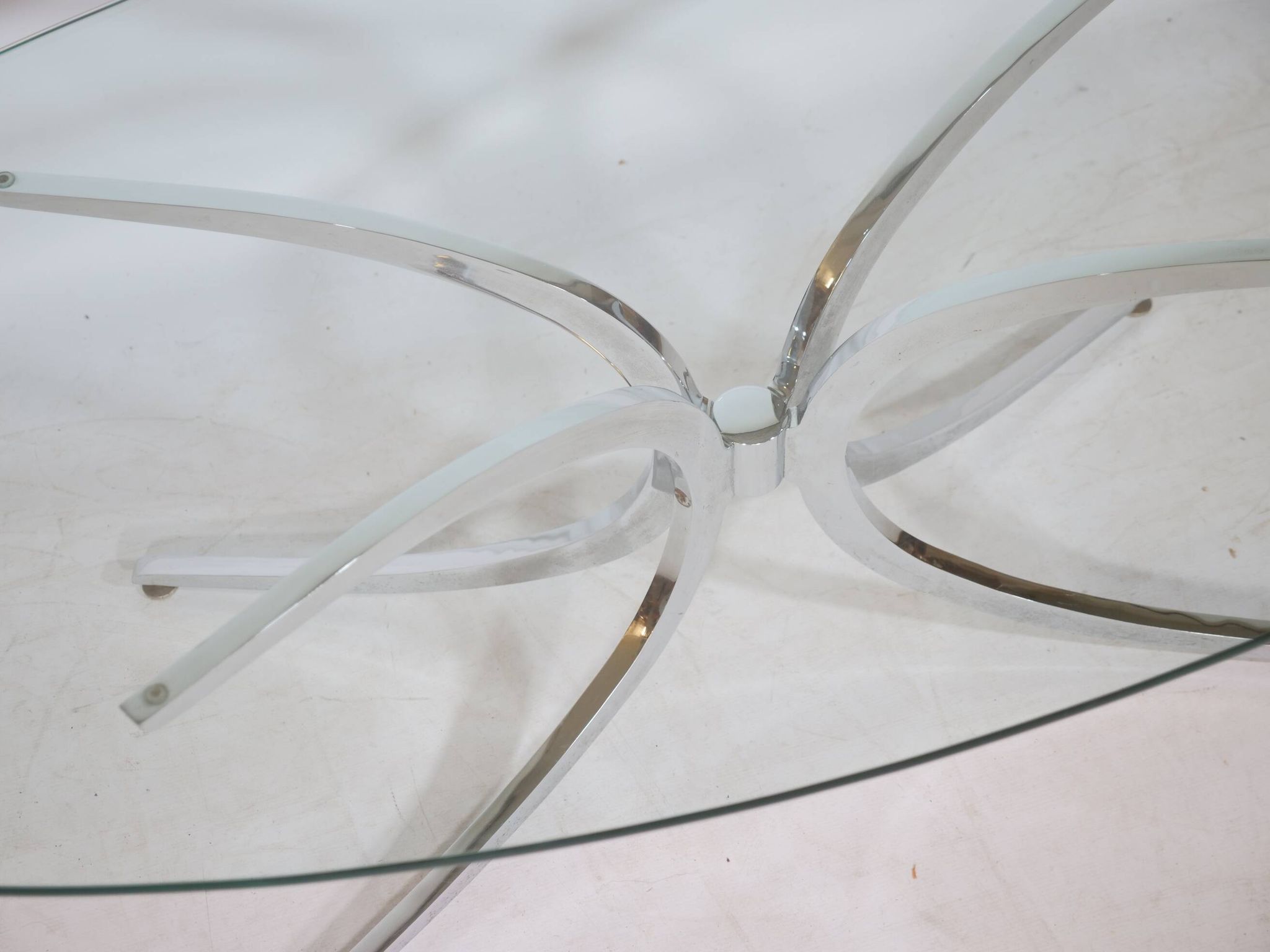 Table basse pieds araignée chromés et verre années 1970 Italie