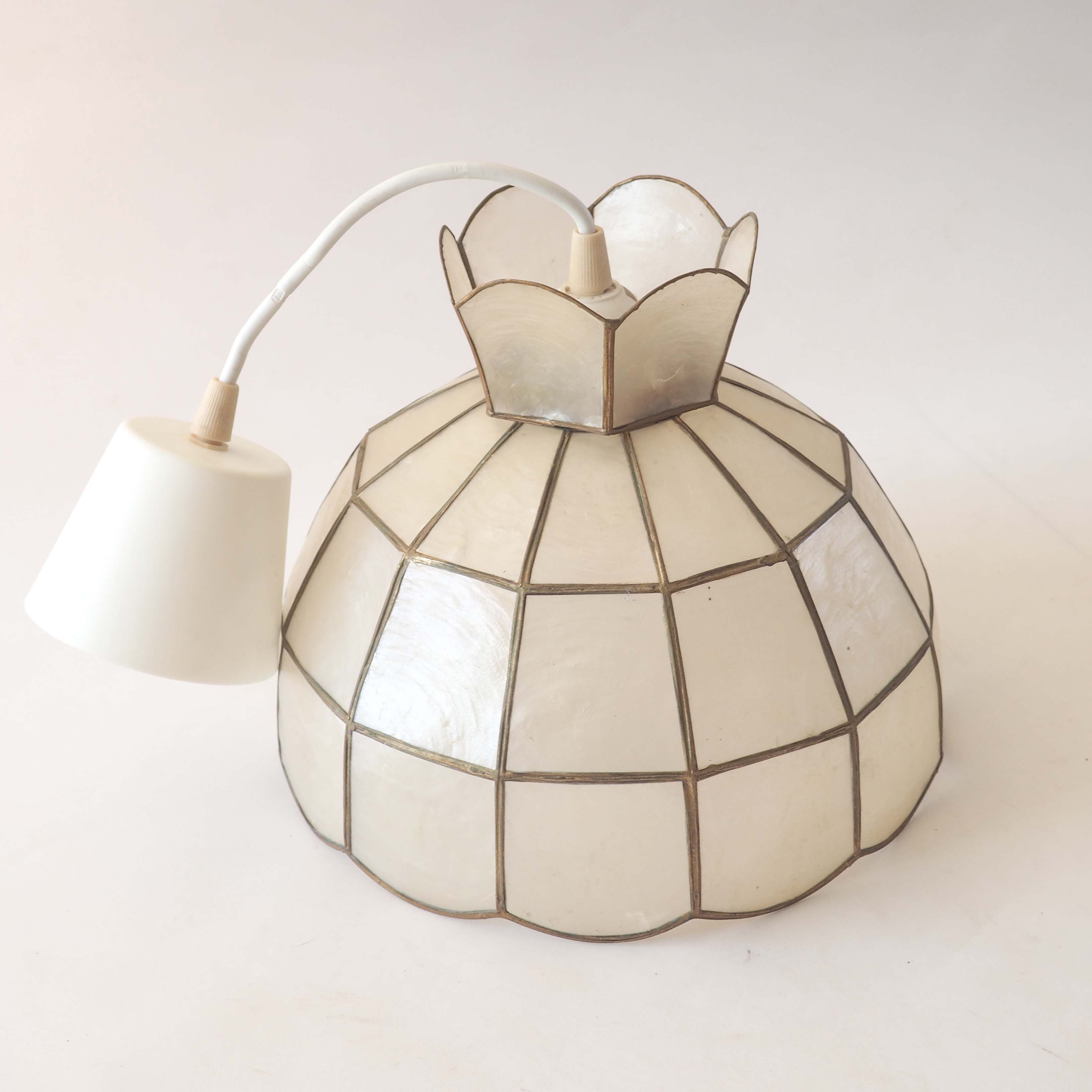 Mother-of-pearl suspension