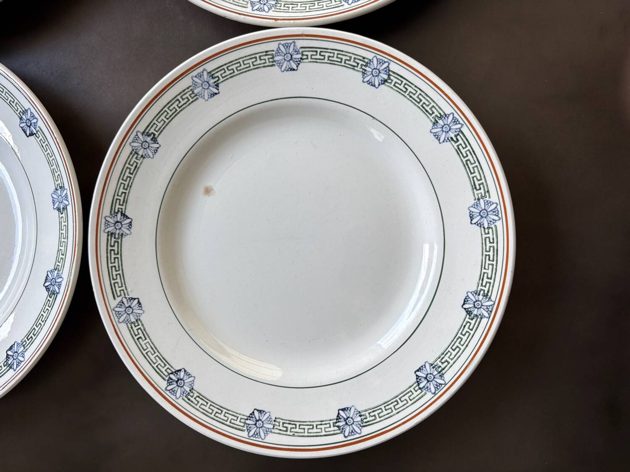 4 assiettes plates St Amand terre de fer