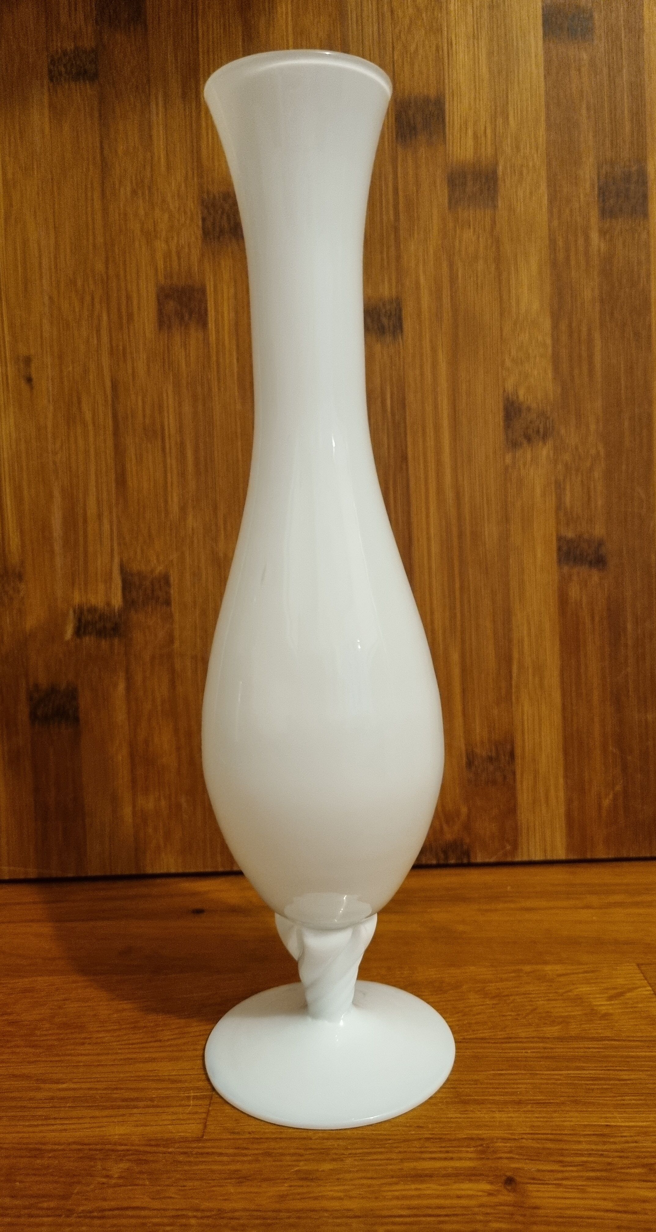 Vase soliflore en opaline blanche