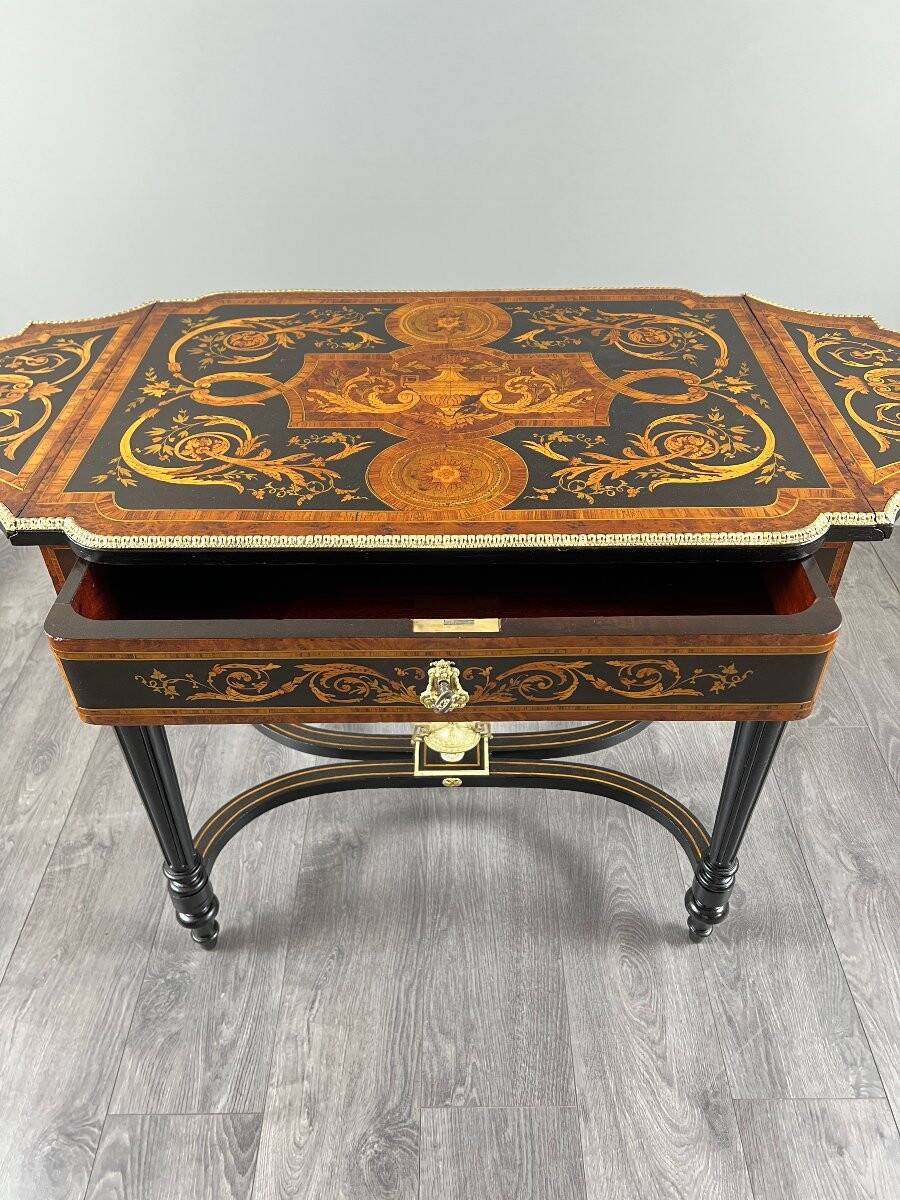 Writing table in Napoléon III style with marquetry and gilded bronzes, 19th century.