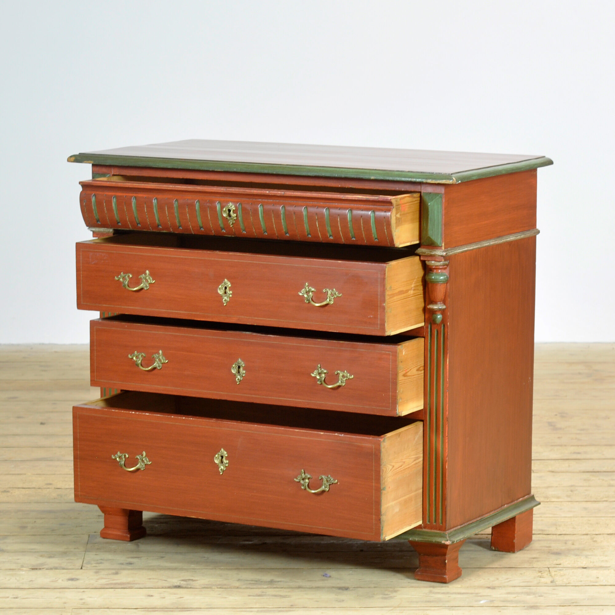 Pine chest of drawers, circa 1925