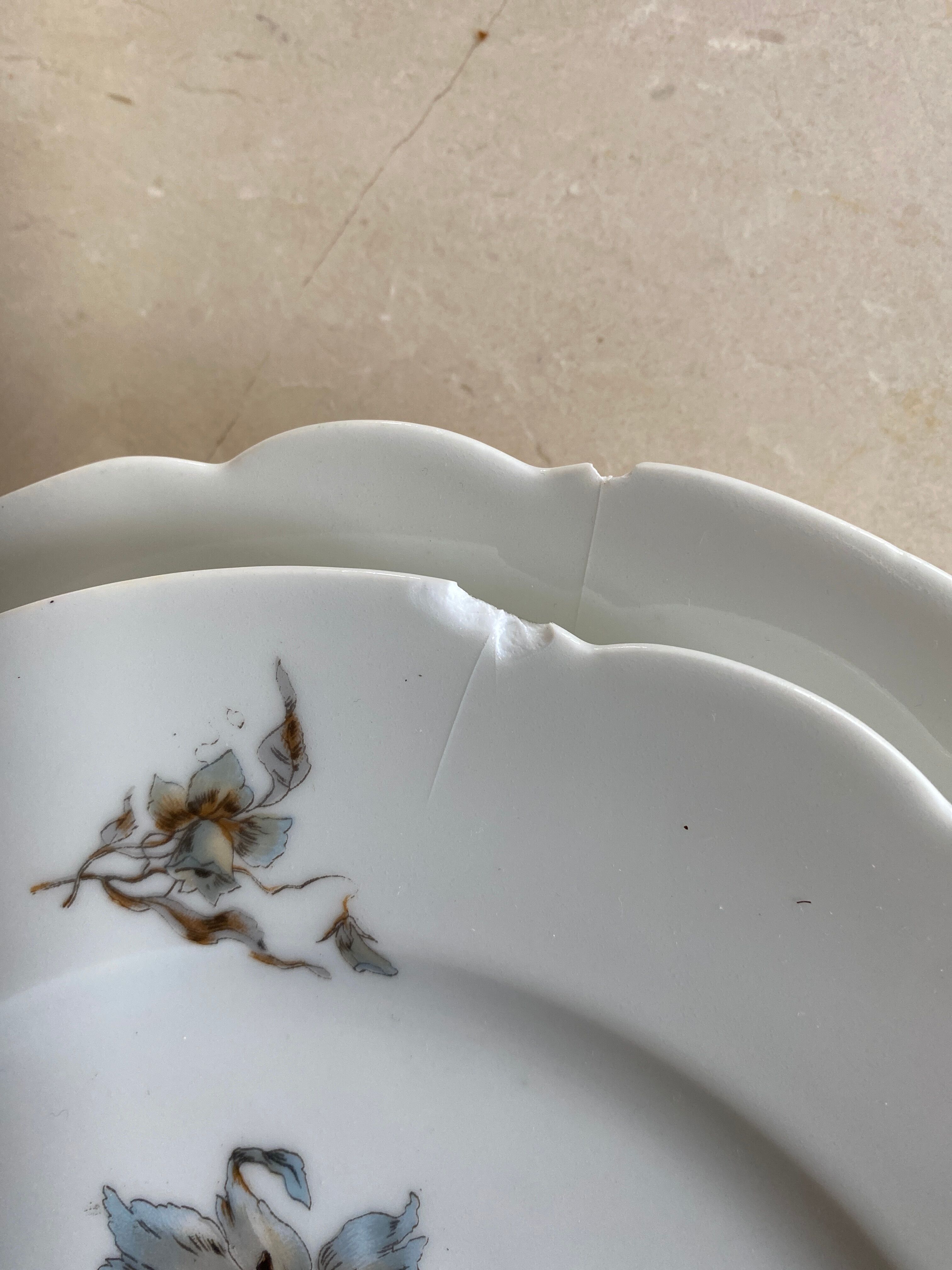 Porcelain crockery service