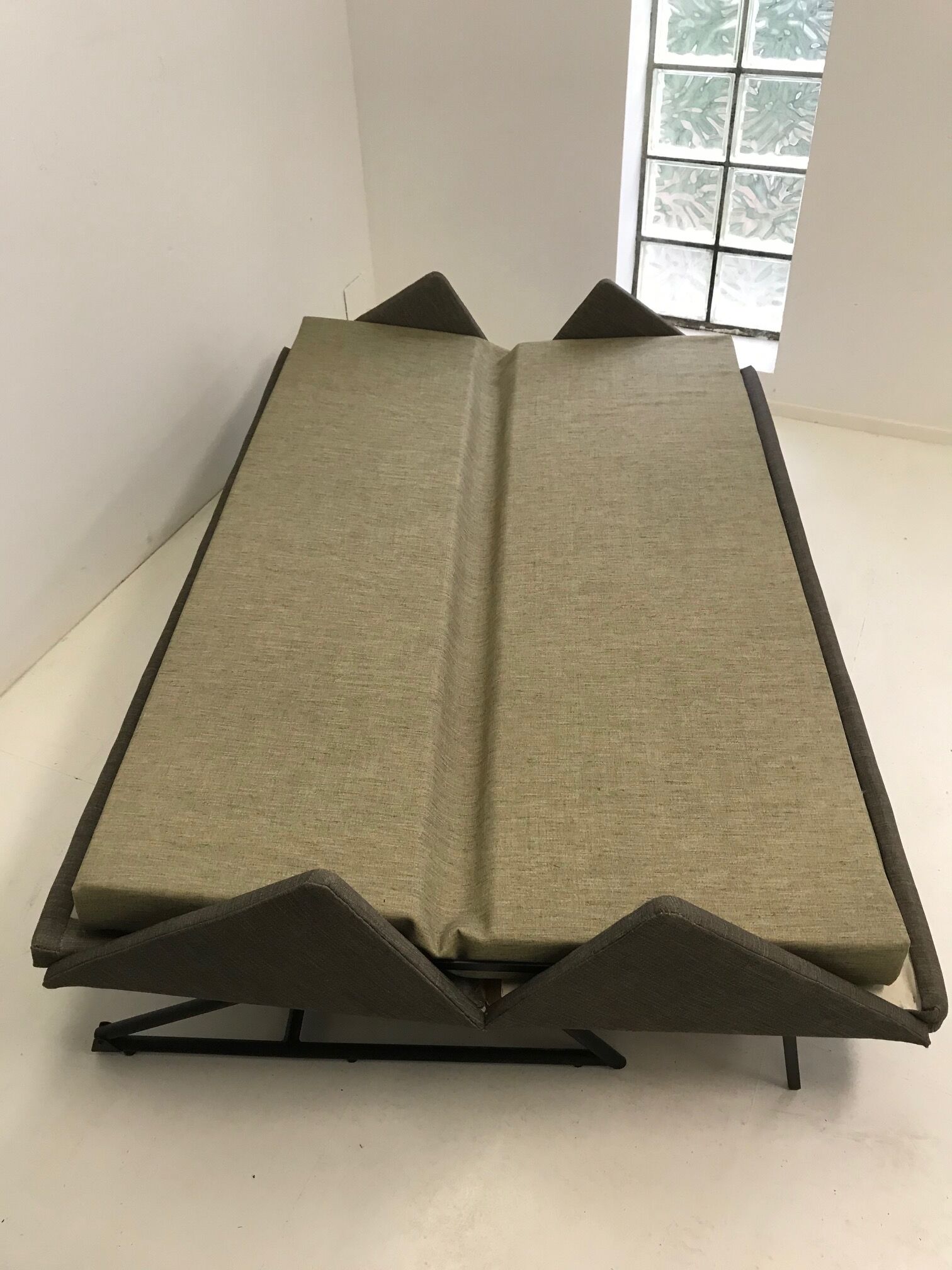 Louis Paolozzi's convertible sofa for ZOL, 1950