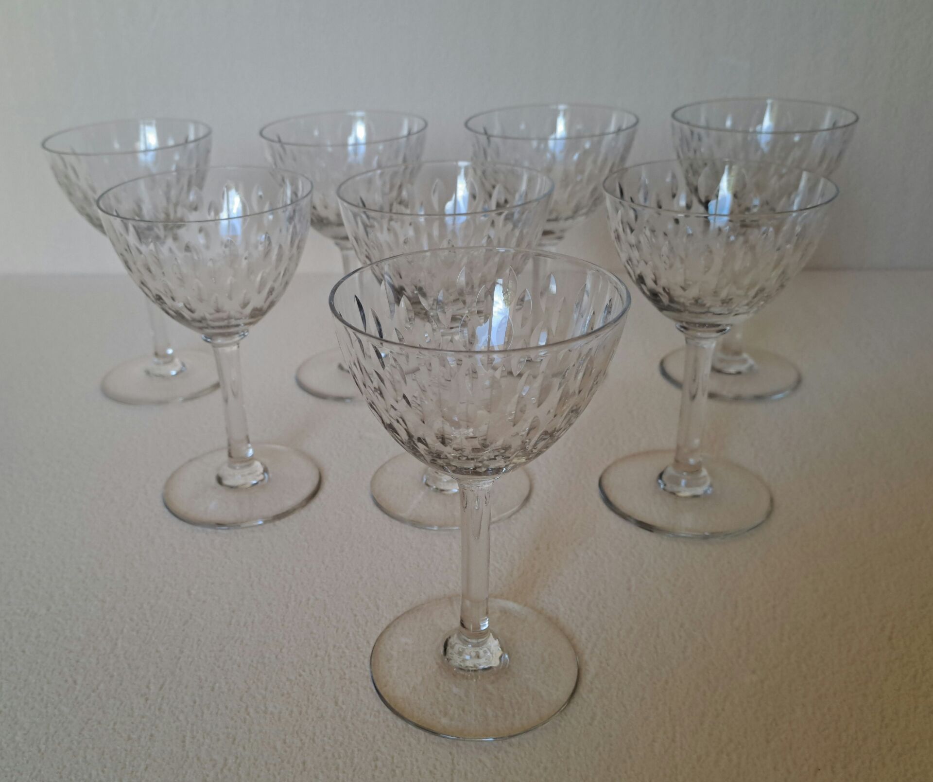 8 crystal white wine glasses from Baccarat, model Magenta Grain De Ri.