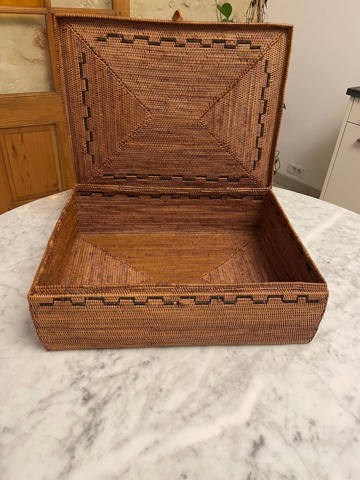 Vintage rattan trunk with lid