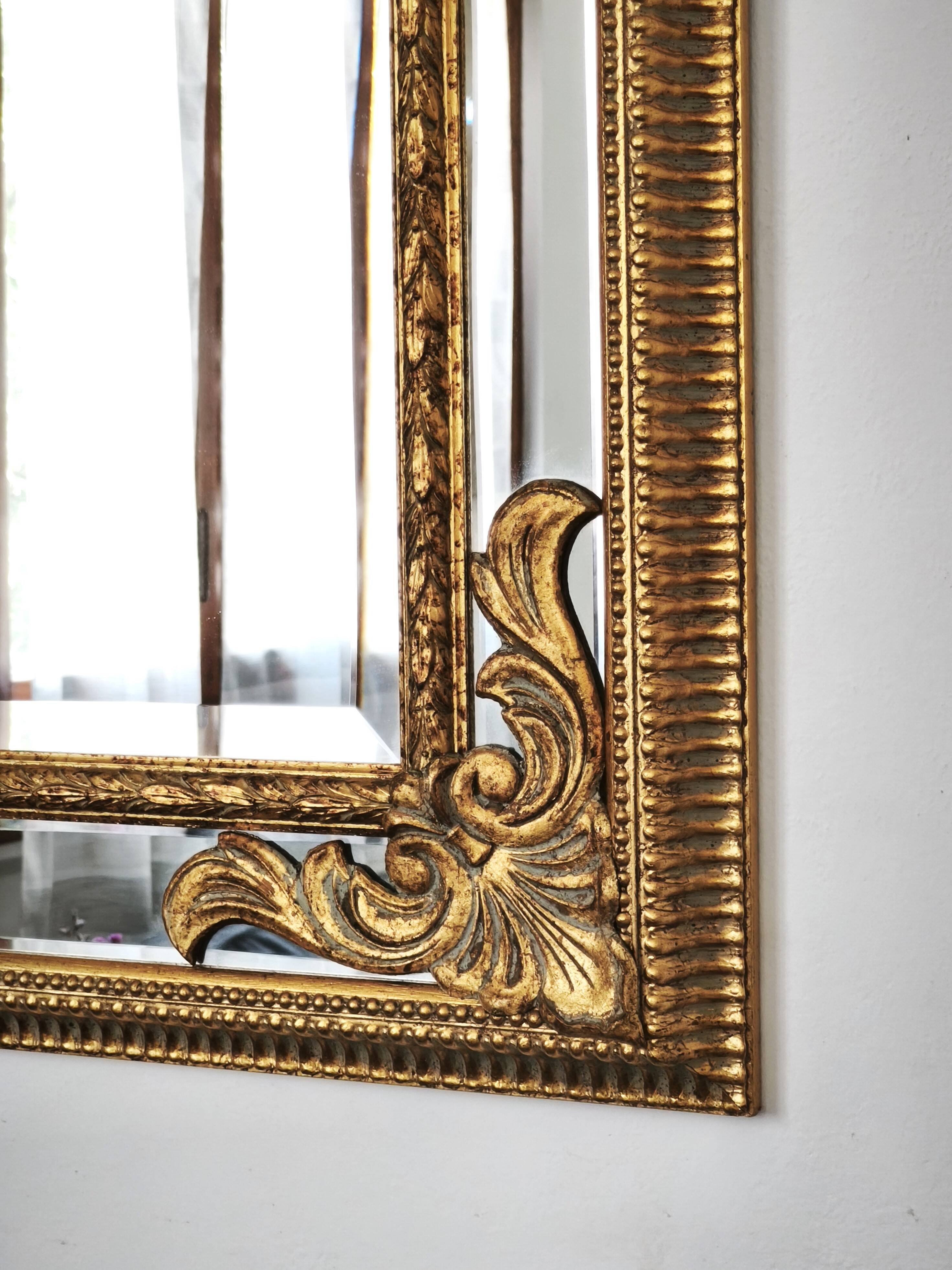 Grand miroir italien doré en bois à verre biseauté