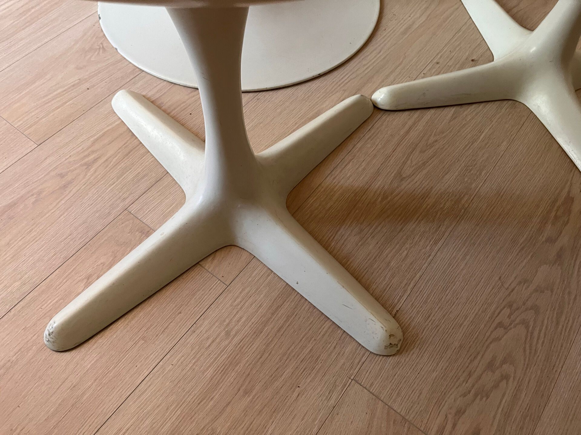 Tulipe Arkana table by Knoll and its 4 chairs